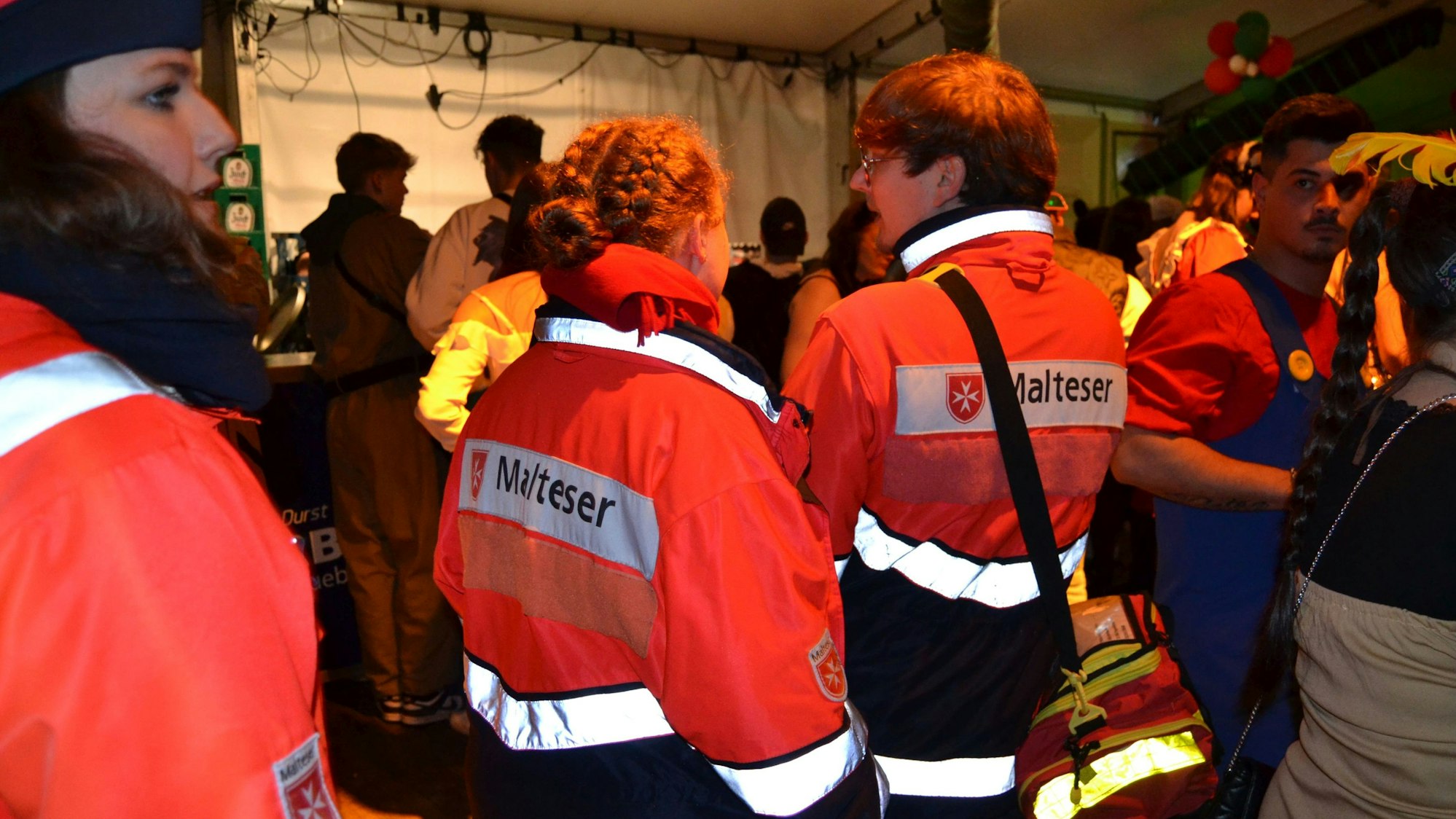 Zu sehen sind Malteser-Sanitäter bei ihrem Streifgang durch ein Festzelt.