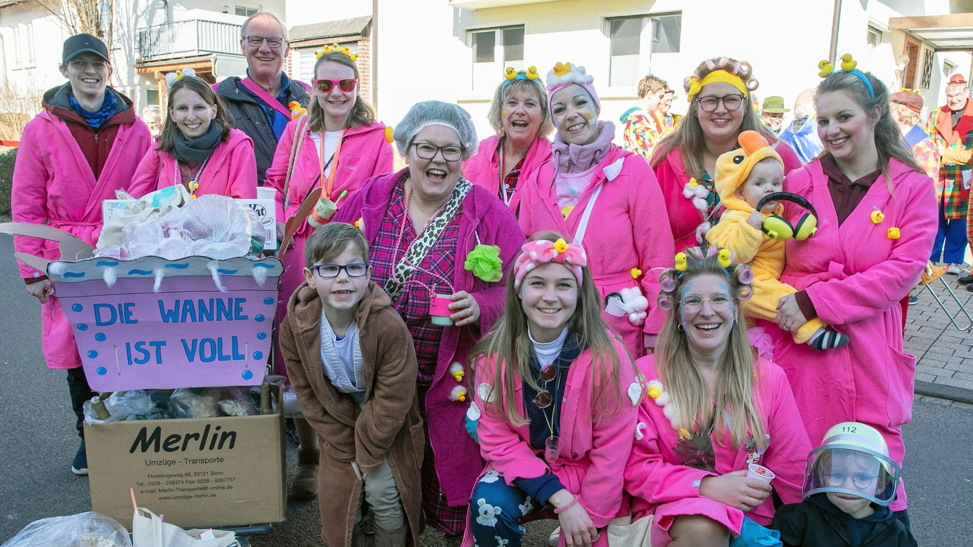 "Die Wanne ist voll", deshalb ging diese Gruppe im Bademantel mit beim Rosenmontagszug in Villip und Villiprott.  Foto: Volker Jost