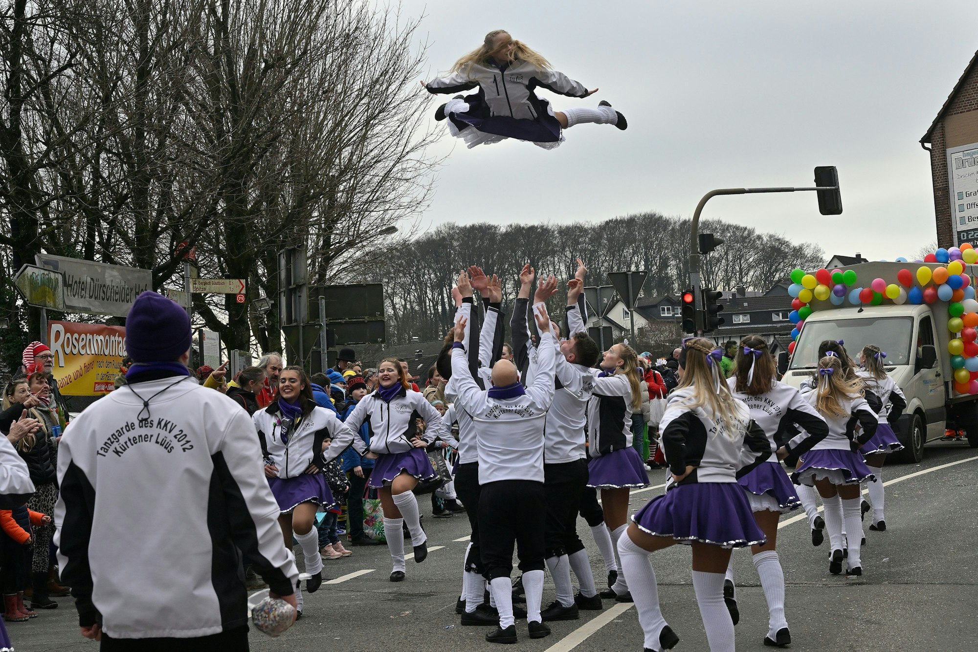 Die Tanzgarde Kürtener Lüüs zeigt Akrobatik beim Karnevalszug in Dürscheid.