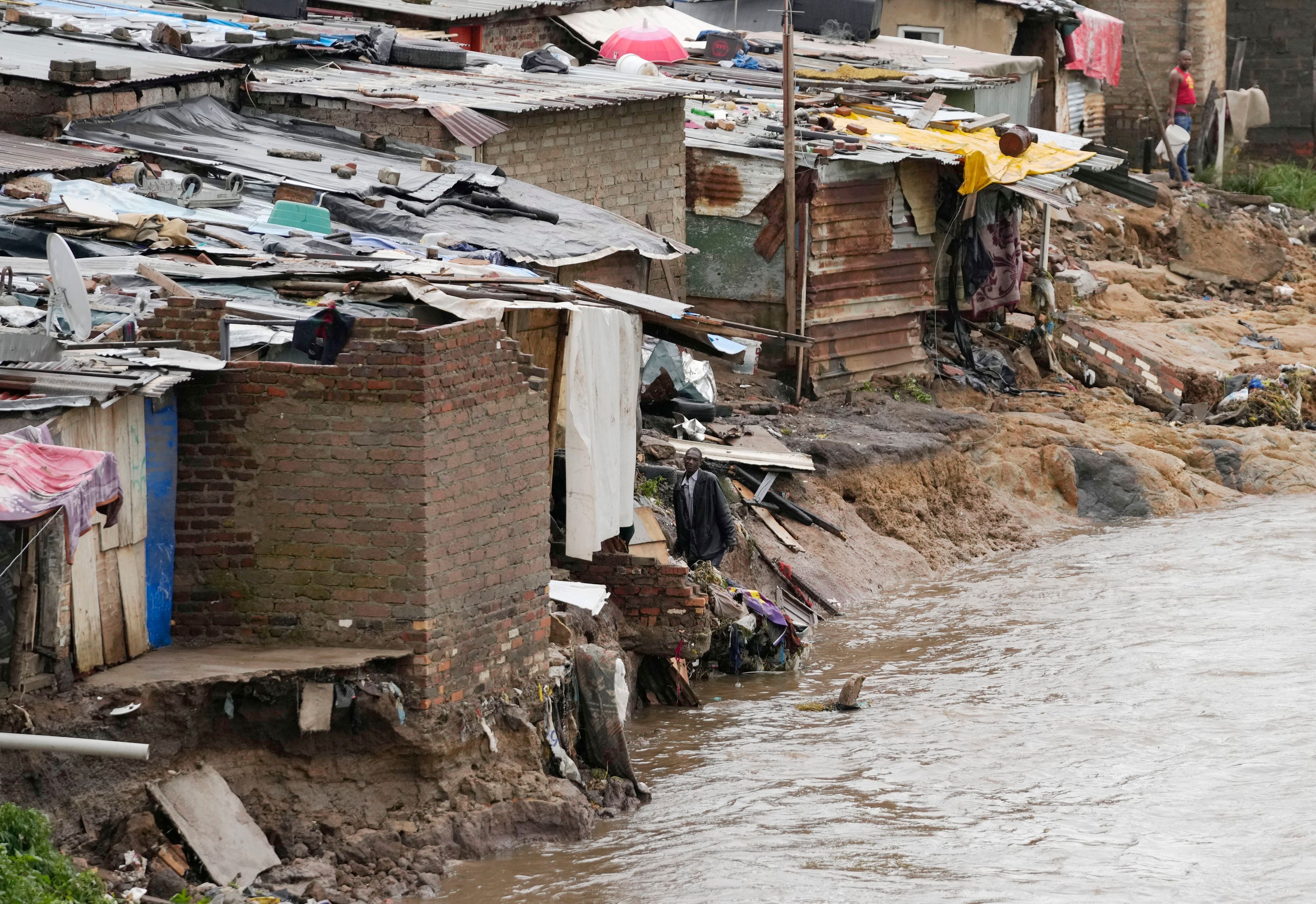 Ein Mann blickt nach heftigen Regenfällen aus einer informellen Siedlung der Alexandra Township am Jukskei-Fluss.