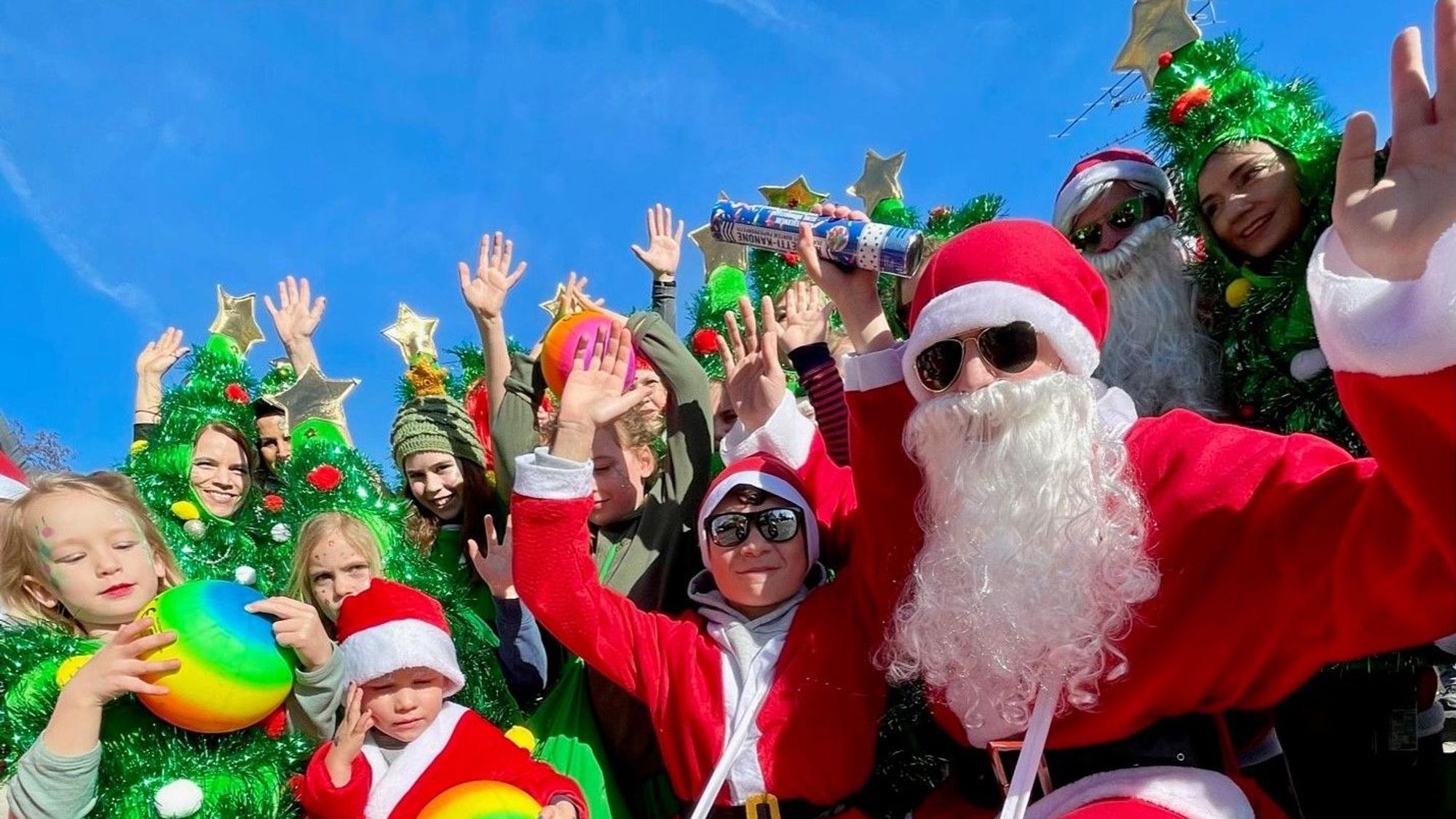 Frohe Weihnachten! Glitzernde Christbäume und Weihnachtsmänner mit Rauschebärten hatten großen Spaß