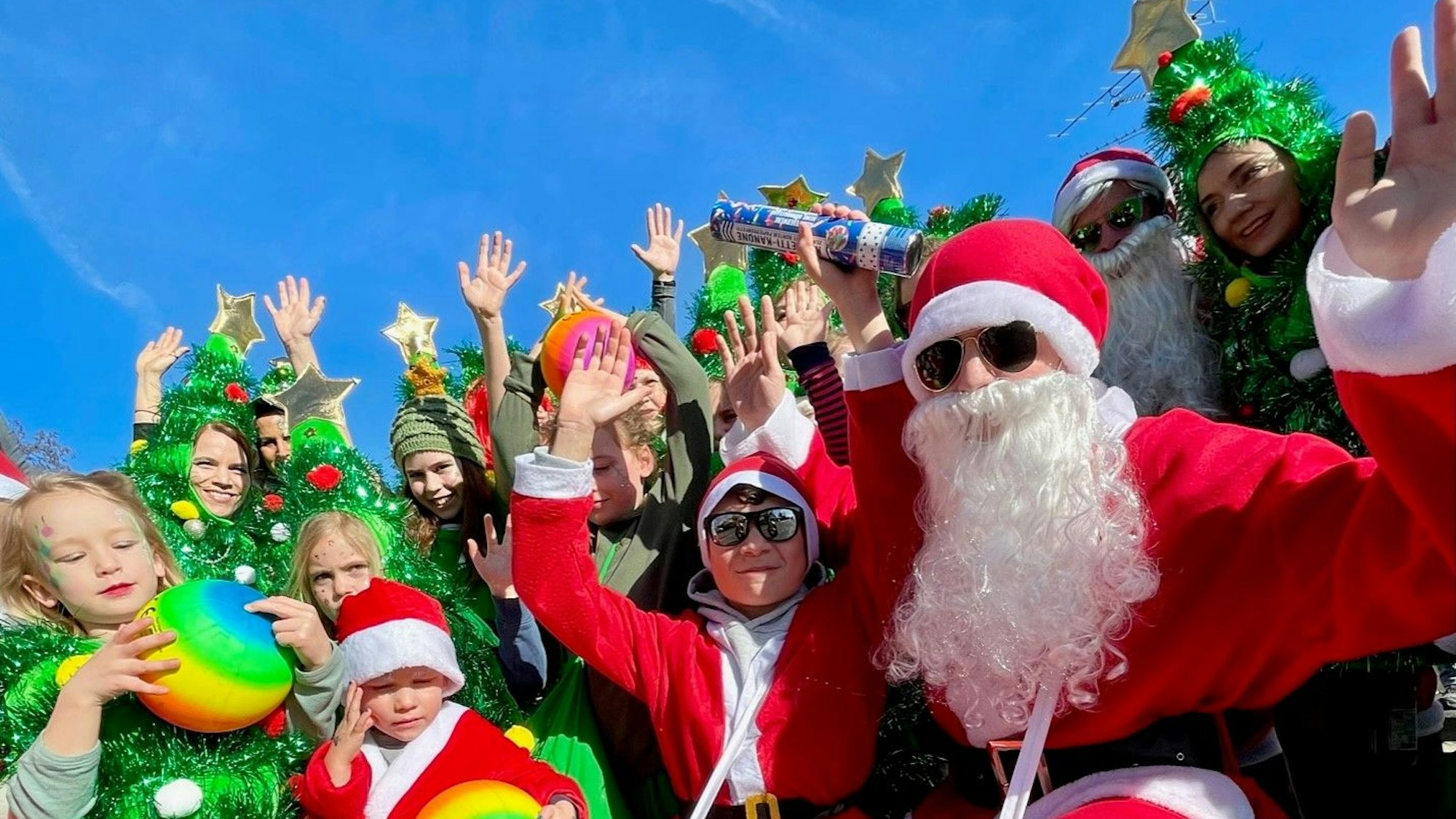Frohe Weihnachten! Glitzernde Christbäume und Weihnachtsmänner mit Rauschebärten hatten großen Spaß