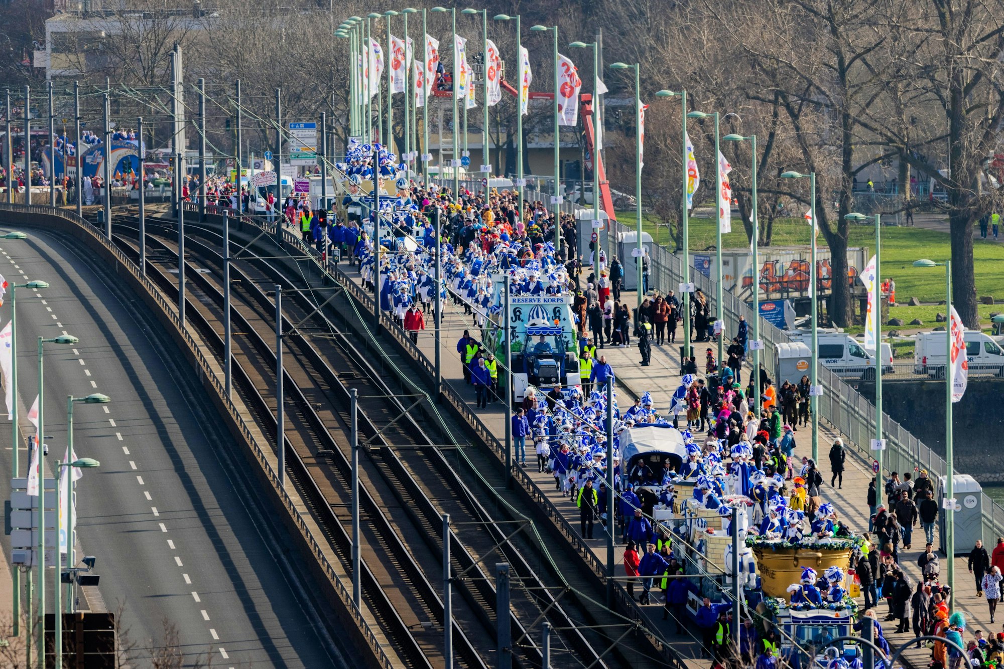 20.02.2023, Nordrhein-Westfalen, Köln: Der Rosenmontagszug bahnt sich seinen Weg über die Deutzer Brücke. In Köln findet der erste Rosenmontagszug seit drei Jahren statt, 2021 und 2022 waren die Züge wegen Corona ausgefallen.
