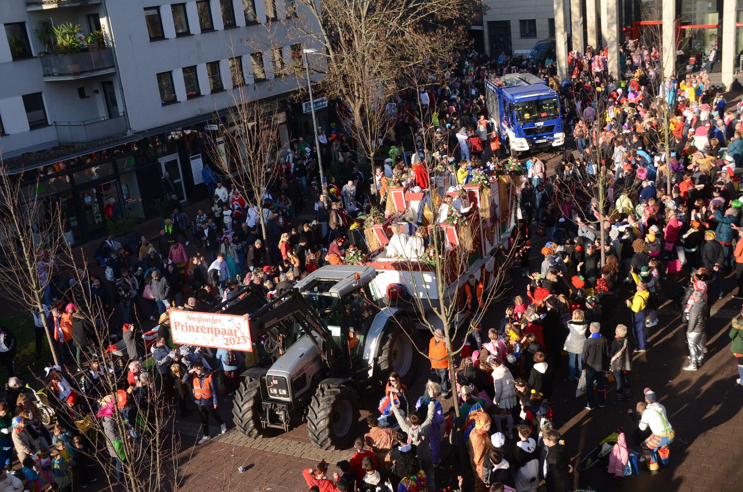 Der Rosenmontagszug in Siegburg aus der Vogelperspektive.