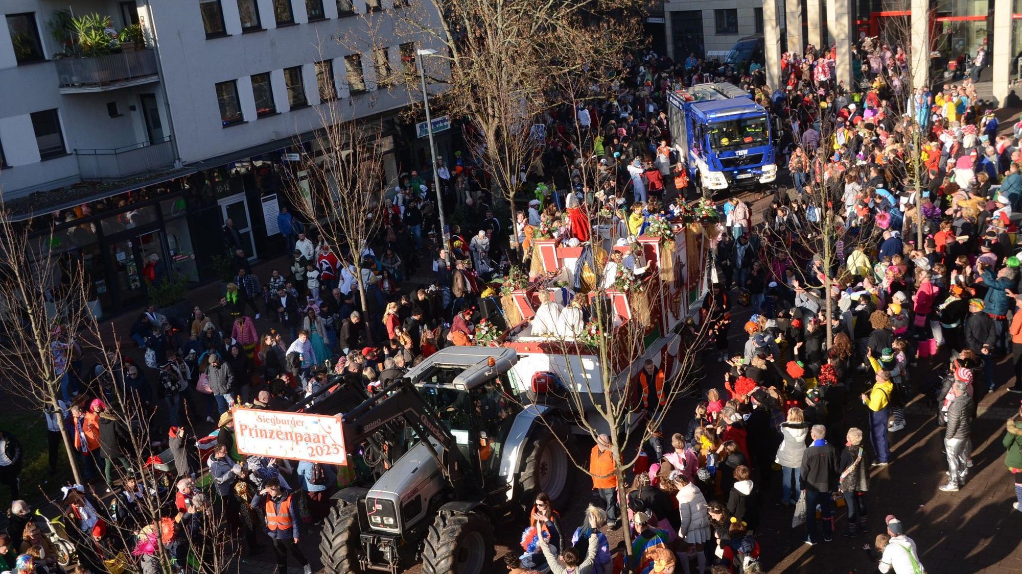 Der Rosenmontagszug in Siegburg aus der Vogelperspektive.