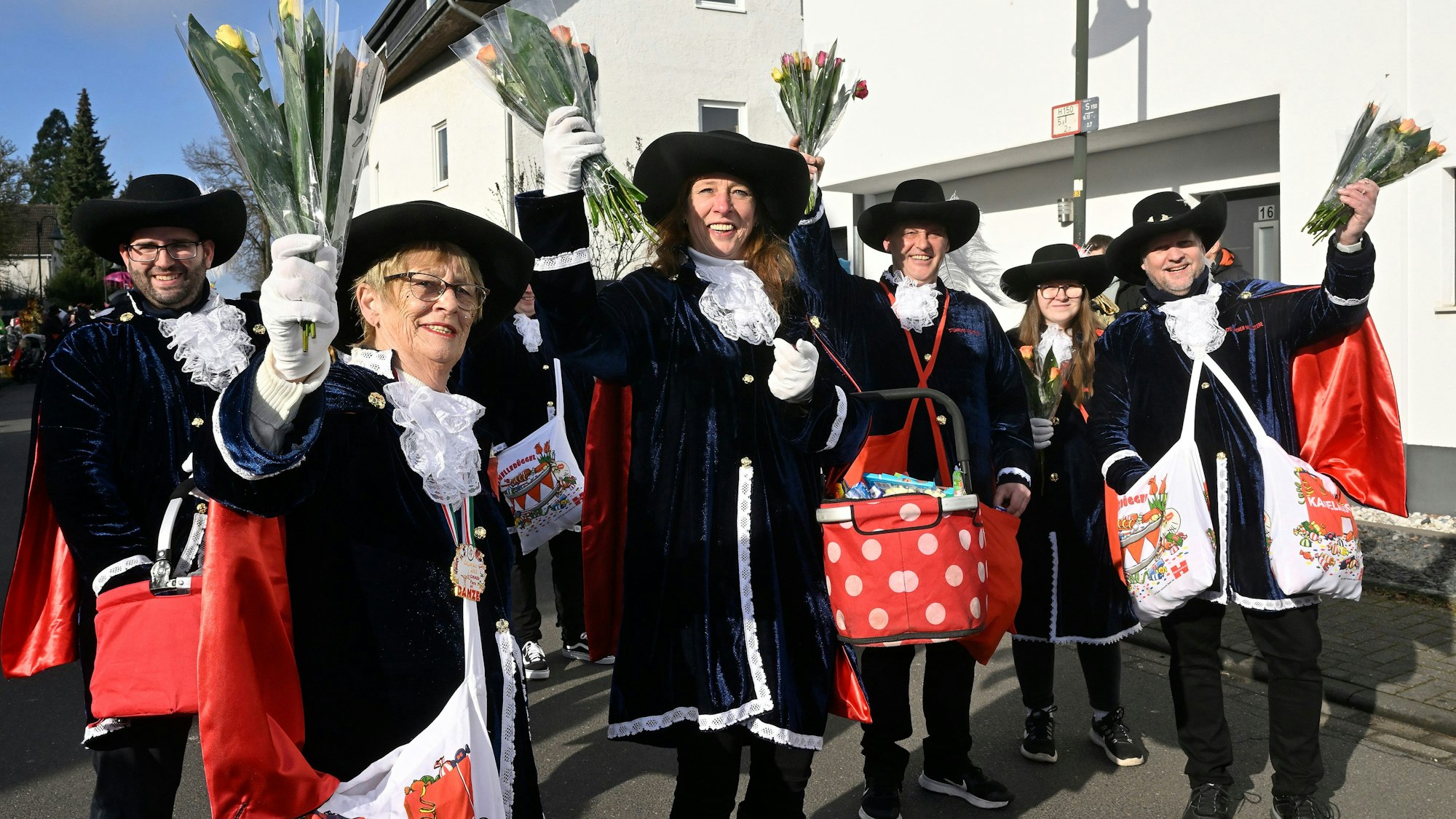 Eine Gruppe ist als Musketiere verkleidet.