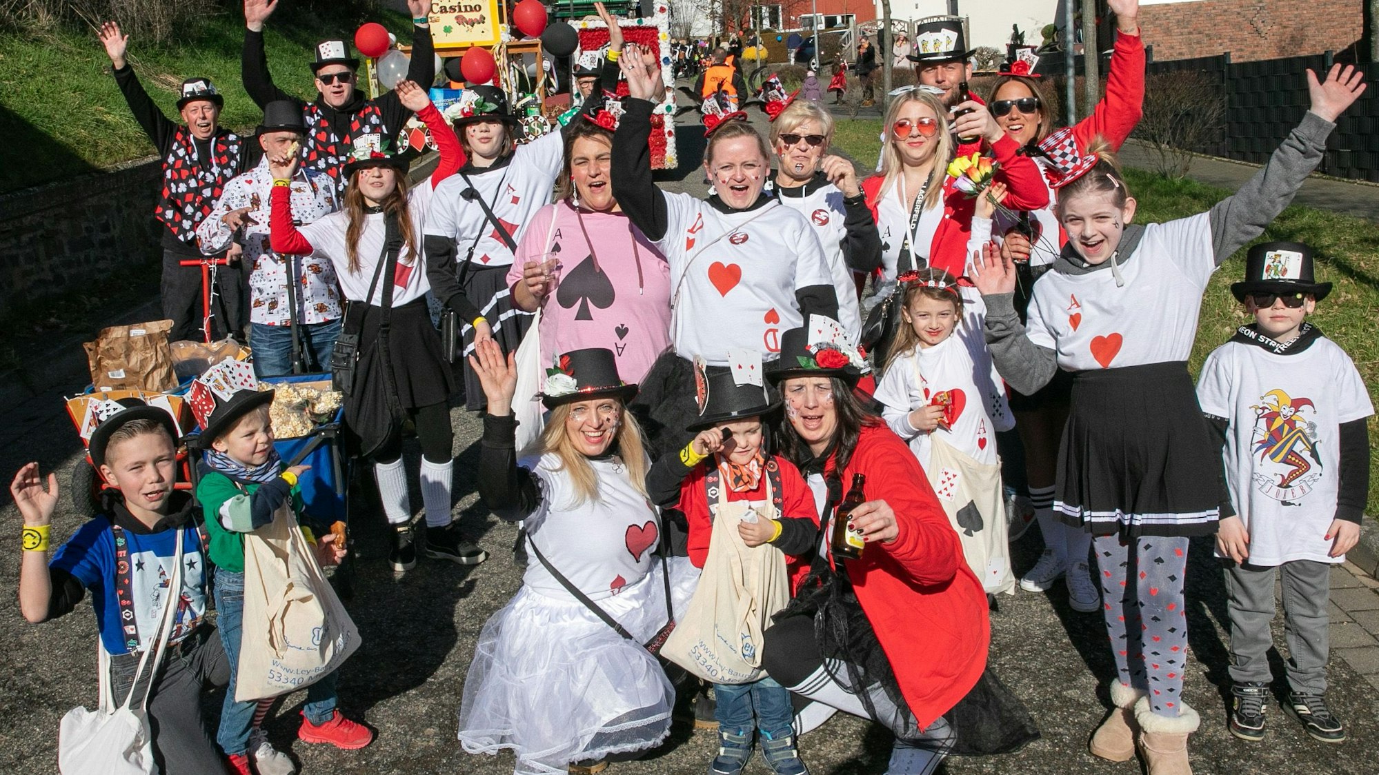 Einen Ausflug ins Spielcasino unternahmen die Sürsche Jecken beim Rosenmontasgszug in Merzbach und Neukirchen. Foto: Volker Jost