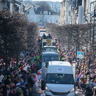 Das Bild zeigt den Rosenmontagszug in Euskirchen auf der Wilhelmstraße.