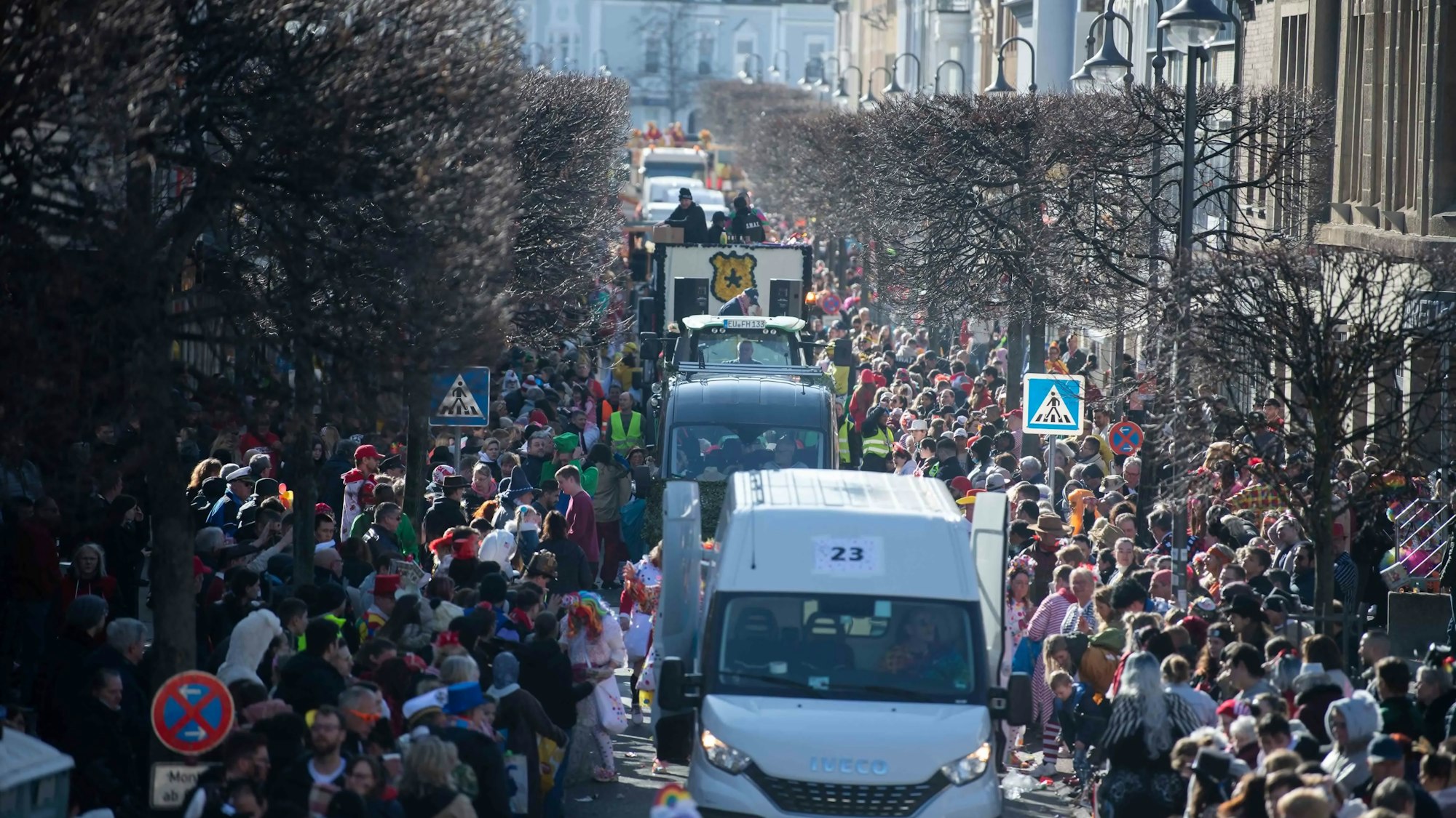 Das Bild zeigt den Rosenmontagszug in Euskirchen auf der Wilhelmstraße.