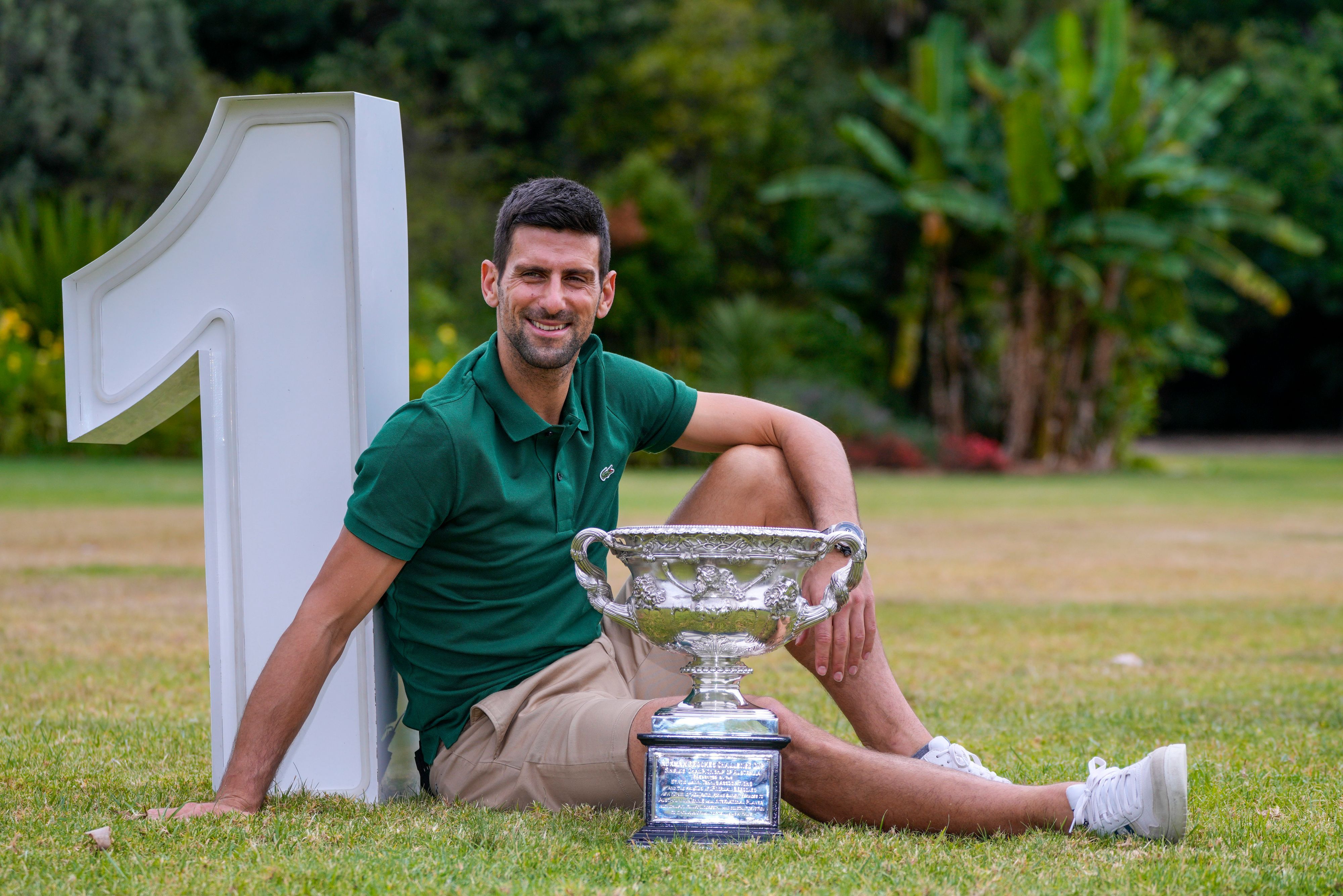 Novak Djokovic aus Serbien posiert mit dem Norman Brookes Challenge Cup in den Gärten des Government House am Morgen nach seinem Sieg im Finale des Herreneinzels bei den Australian Open.