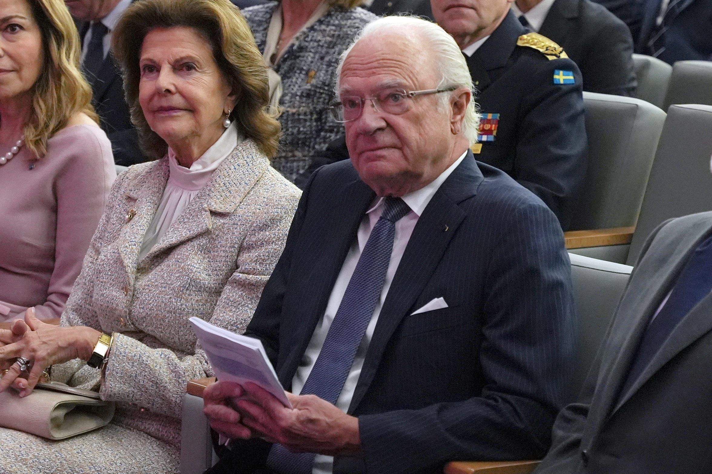 Schwedens König Carl XVI. Gustaf und Königin Silvia sitzen während eines Besuchs im King Hussein Cancer Center.