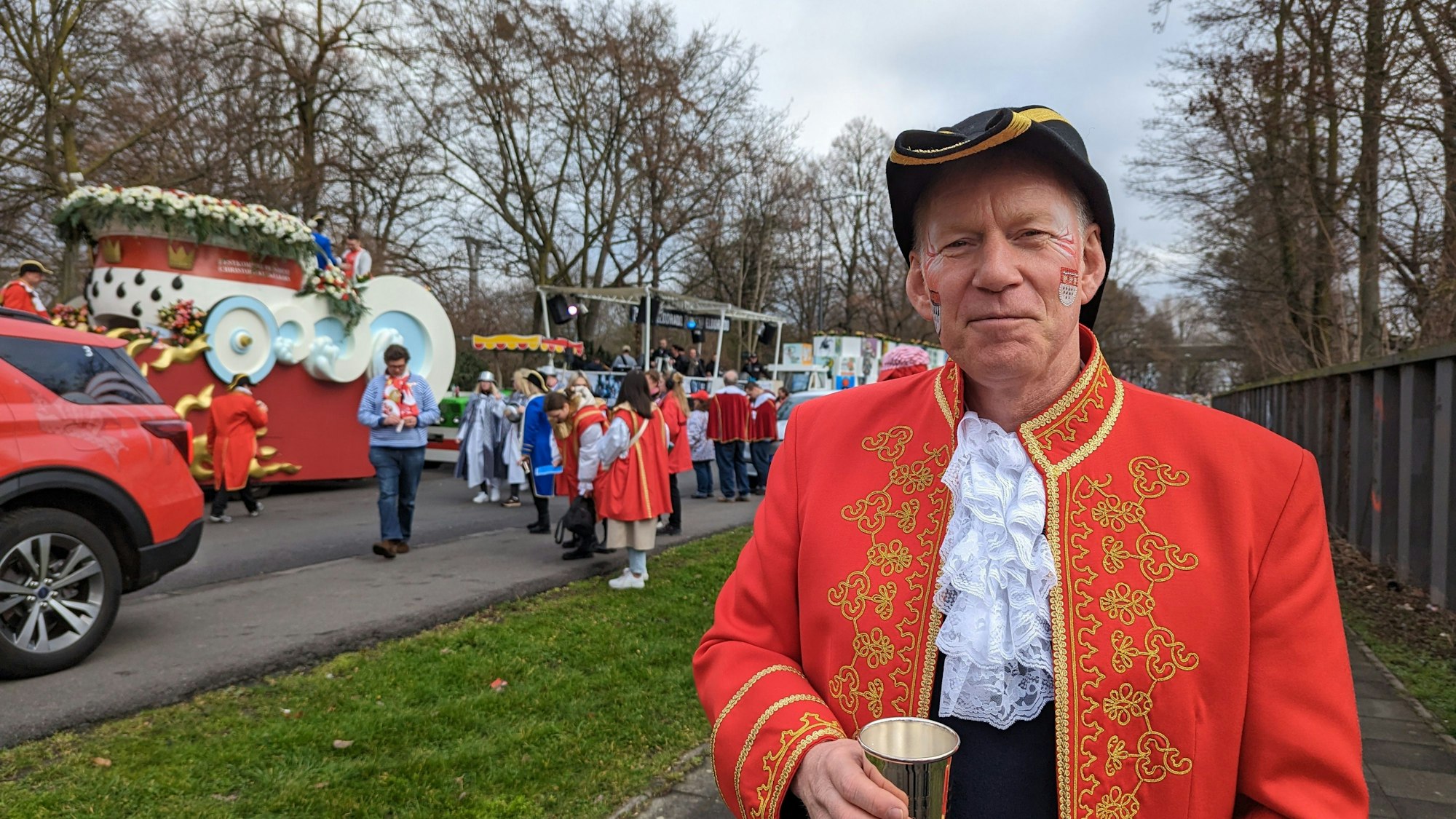 Johannes B. Kerner, Moderator, nimmt an dem Rosenmontagsumzug teil.