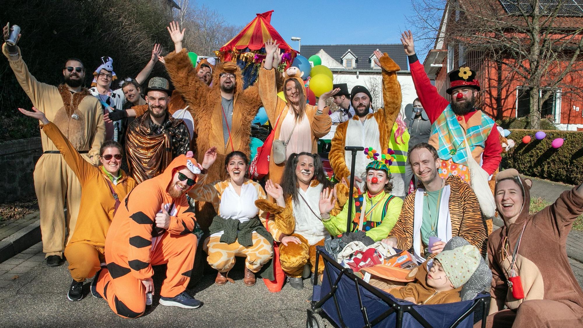 Einen sehenswerten Zirkus hatte die Gruppe Nippoldt beim Rosenmontagszug in Merzbach und Neukirchen zusammengestellt. Foto: Volker Jost