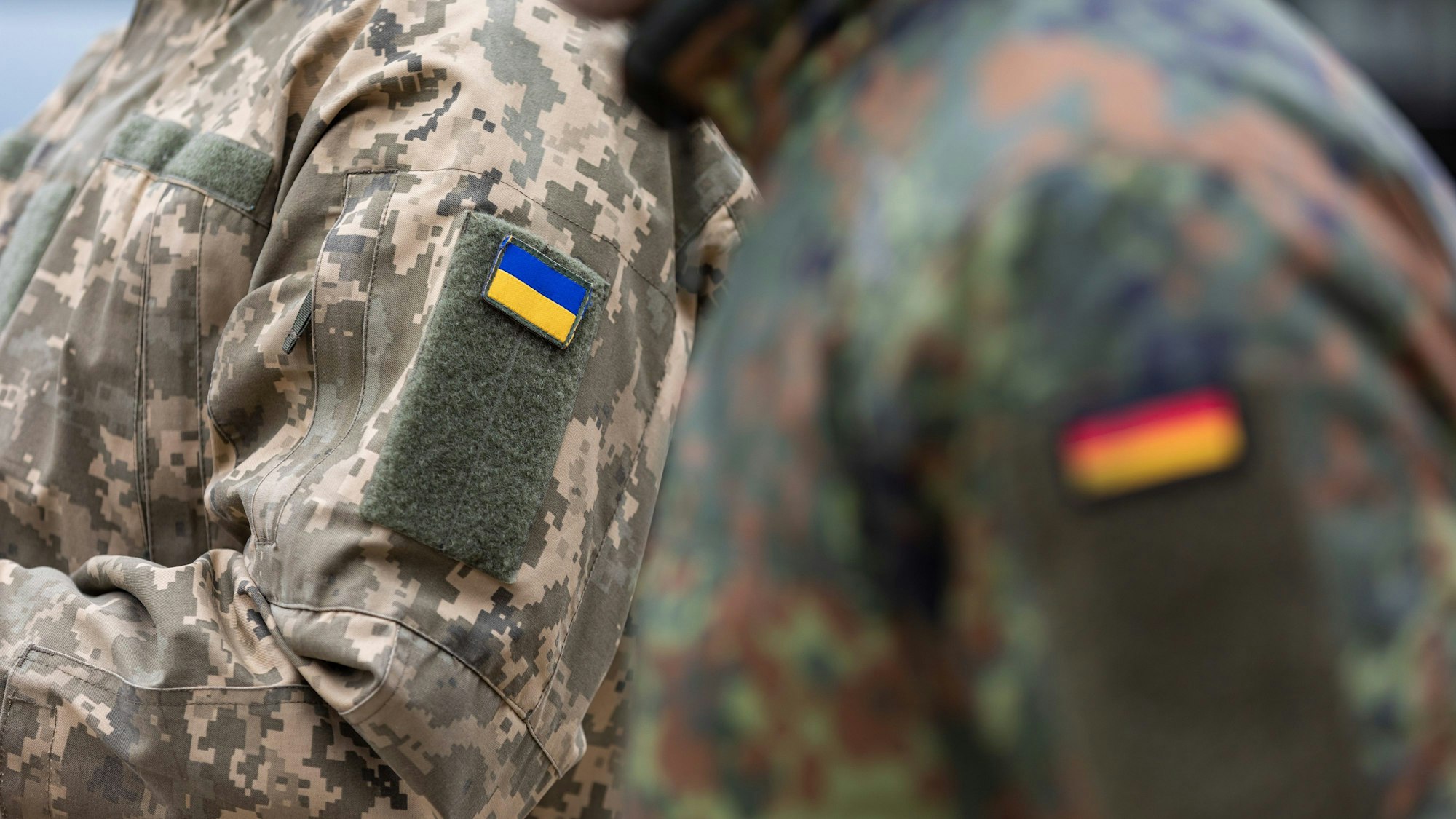 Die am 15. Februar 2023 von der Bundeswehr herausgegebene Aufnahme zeigt die Ausbildung ukrainischer Soldaten am Patriot-Flugabwehrraketensystem an einem unbenannten Ort.