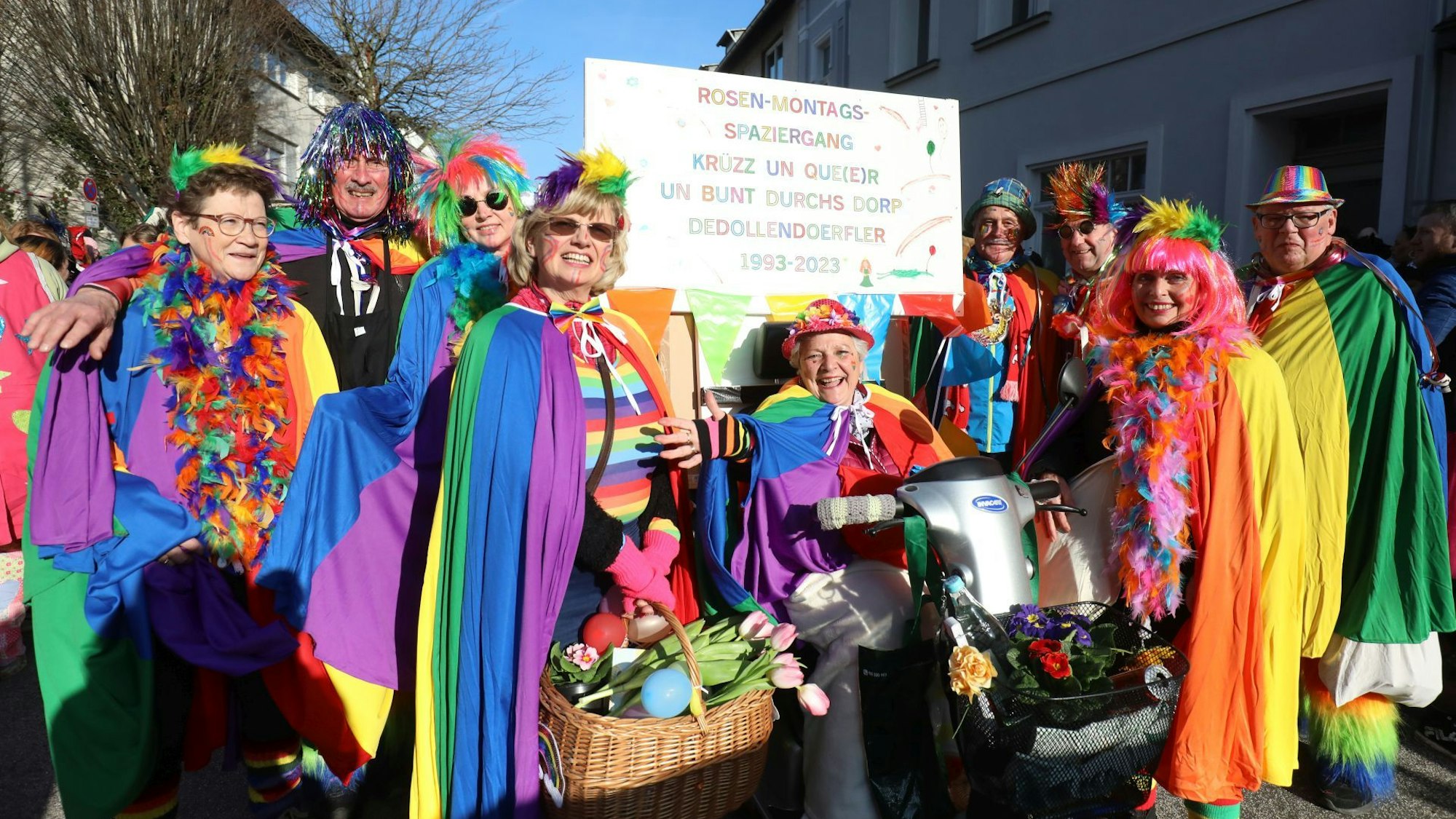 Eine in den bunten Farben des Regenbogens gekleidete Gruppe nahm am Karnevalszug teil.