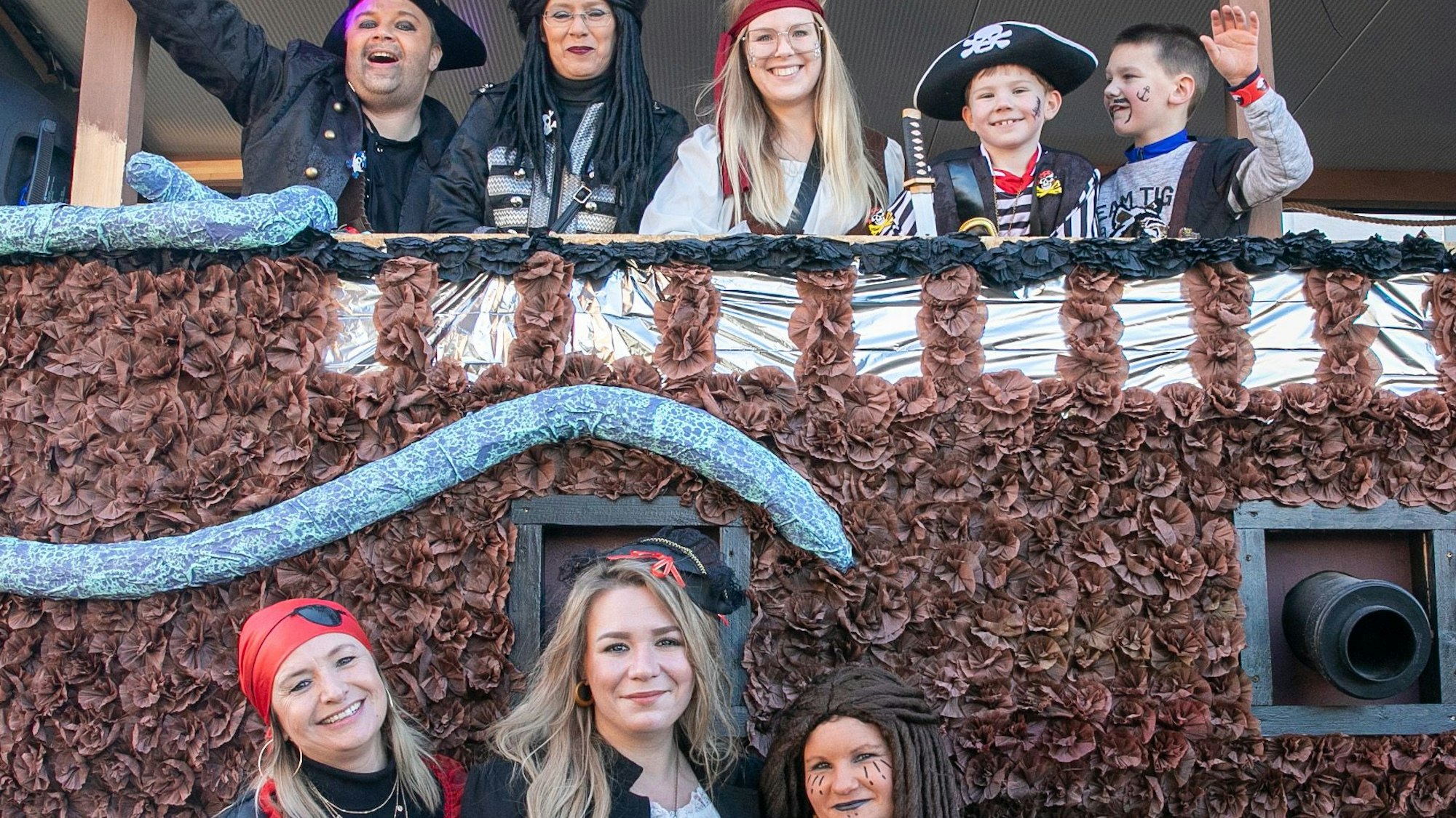 Natürlich durfte eine wilde Piratencrew nicht fehlen beim Rosenmontagszug in Villiprott fehlen.