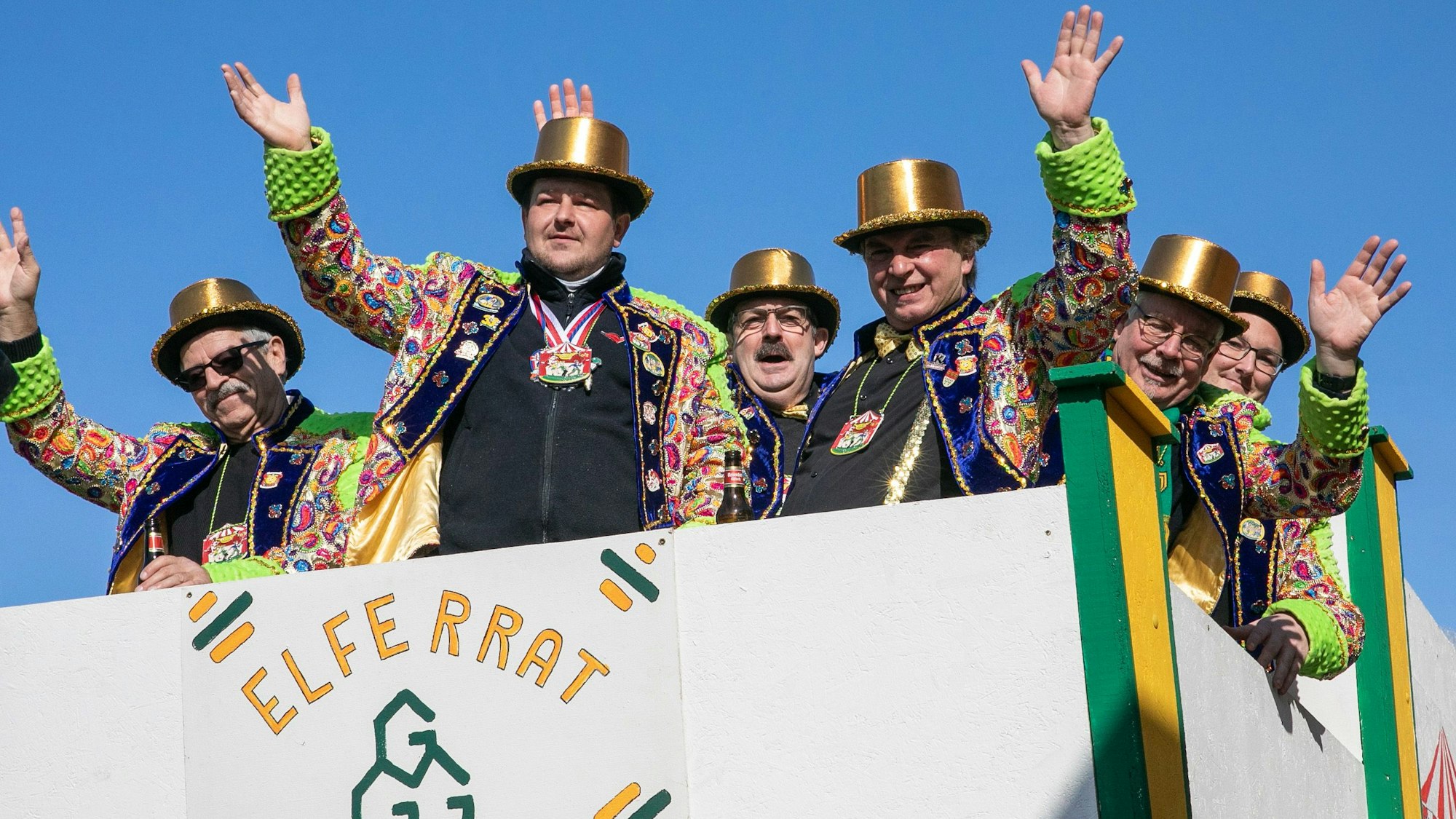 Vom hohen Wagen grüßte der Elferrat der GGG beim Rosenmontagszug in Gimmersdorf. Foto: Volker Jost