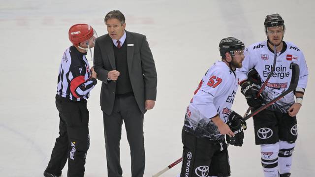 Headcoach Uwe Krupp Koelner Haie spricht mit dem Schiri, Fischtown Pinguins - Koelner Haie, Eishockey, Deutsche Eishockey Liga, DEL, 19.02.2023 Bremerhaven Bremen Deutschland *** Head coach Uwe Krupp Koelner Haie talks to the referee, Fischtown Pinguins Koelner Haie, ice hockey, German Ice Hockey League, DEL, 19 02 2023 Bremerhaven Bremen Germany Copyright: xkolbert-press/BurghardxSchreyerx