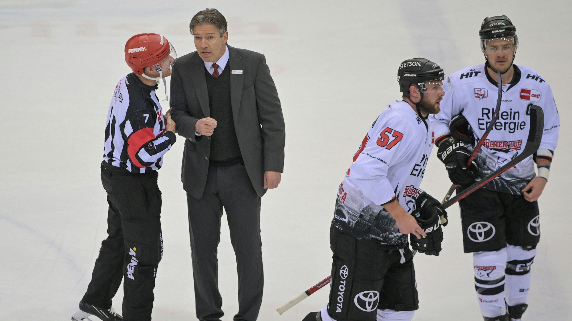 Headcoach Uwe Krupp Koelner Haie spricht mit dem Schiri, Fischtown Pinguins - Koelner Haie, Eishockey, Deutsche Eishockey Liga, DEL, 19.02.2023 Bremerhaven Bremen Deutschland *** Head coach Uwe Krupp Koelner Haie talks to the referee, Fischtown Pinguins Koelner Haie, ice hockey, German Ice Hockey League, DEL, 19 02 2023 Bremerhaven Bremen Germany Copyright: xkolbert-press/BurghardxSchreyerx