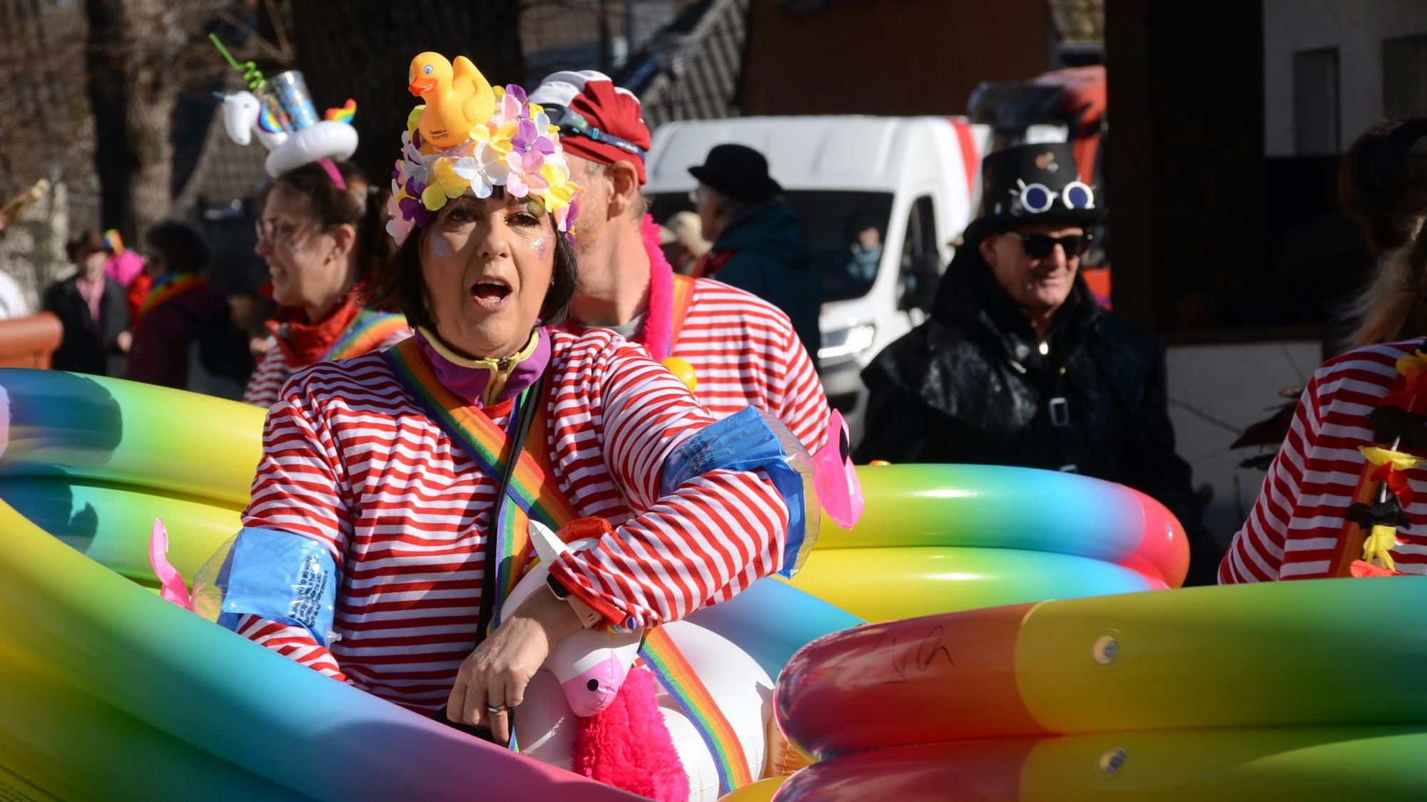 Frauen sind als Planschbecken verkleidet.