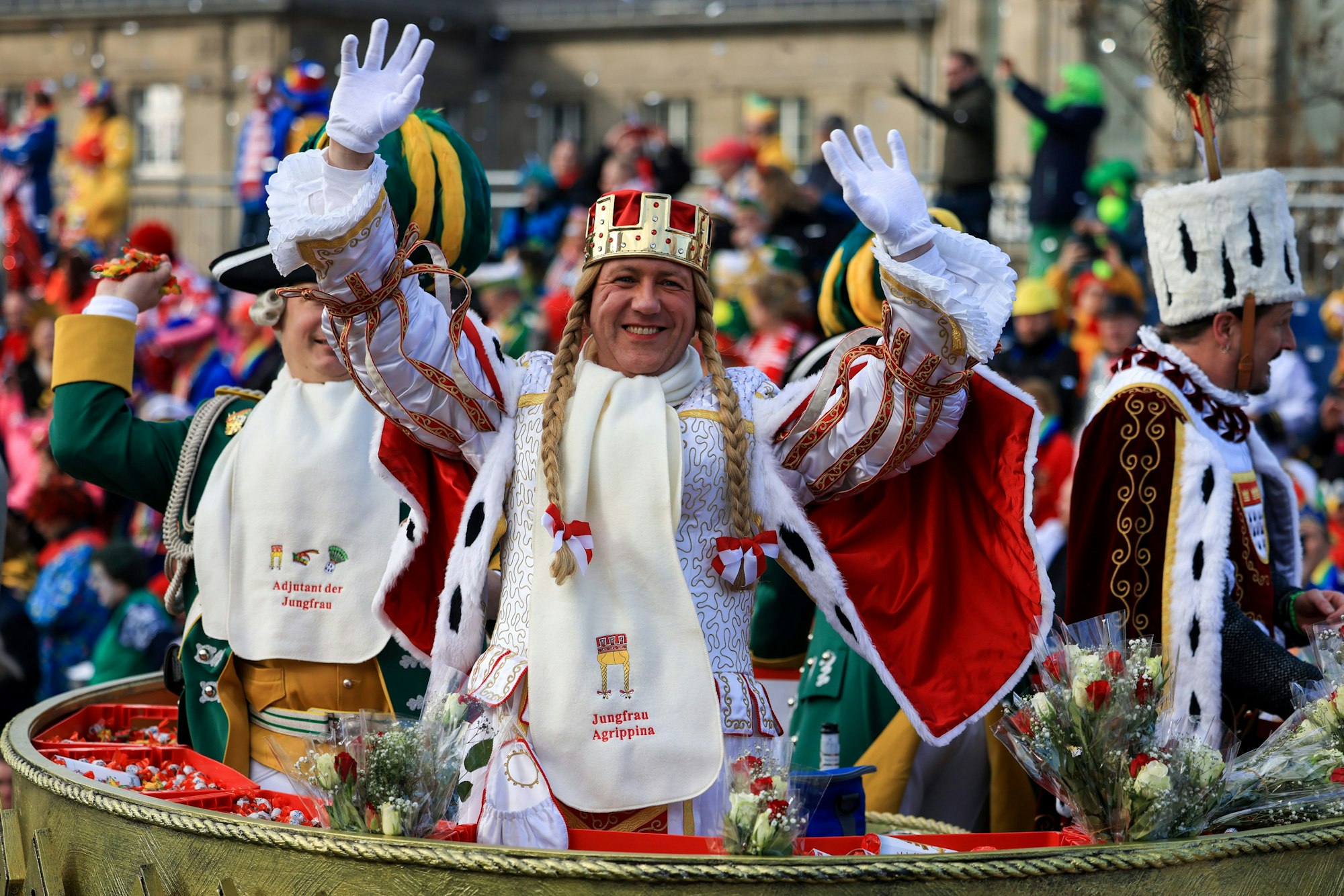 Die Jungfrau aus dem Dreigestirn fährt im Festumzug mit.