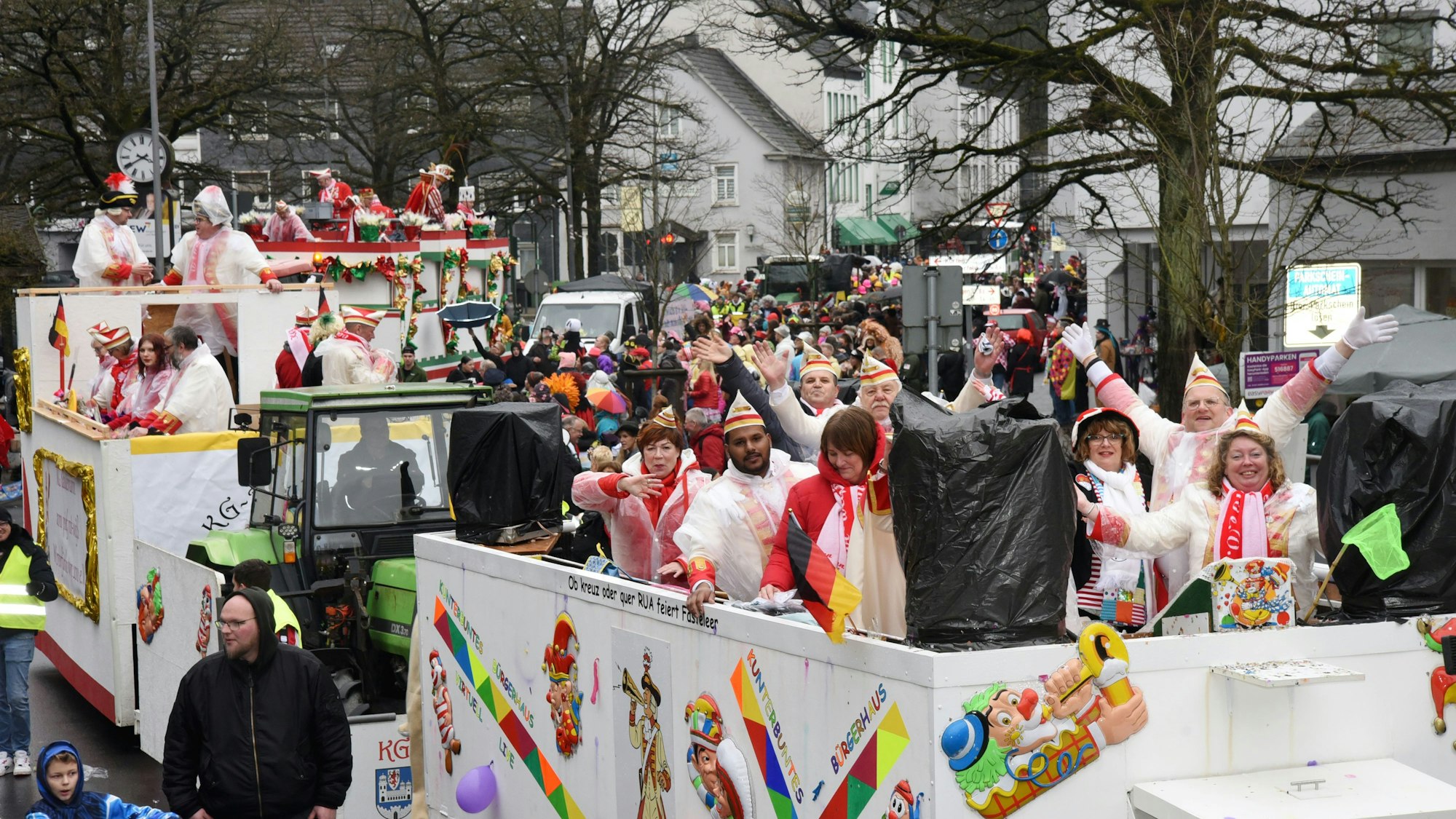 Feiernde auf den Wagen des Karnevalszugs in Wipperfürth
