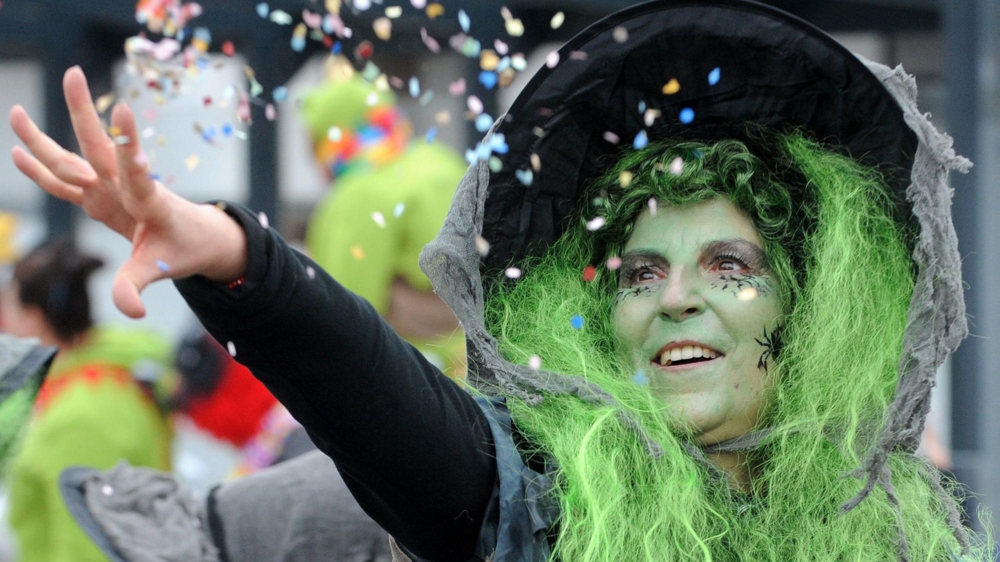 Symbolbild einer kostümierten Frau: An Karneval gibt es in Bedburg und Bergheim ein Glasverbot