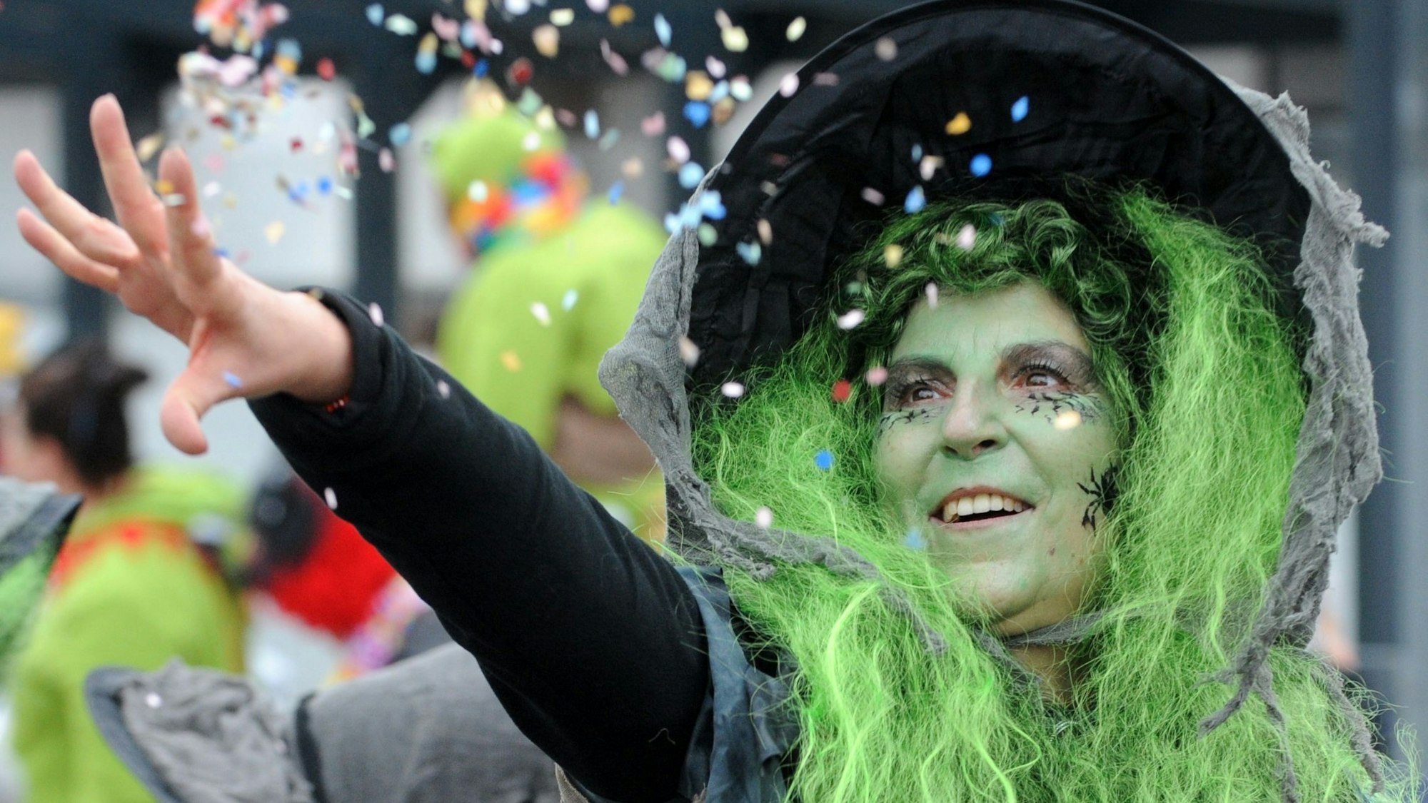 Symbolbild einer kostümierten Frau: An Karneval gibt es in Bedburg und Bergheim ein Glasverbot