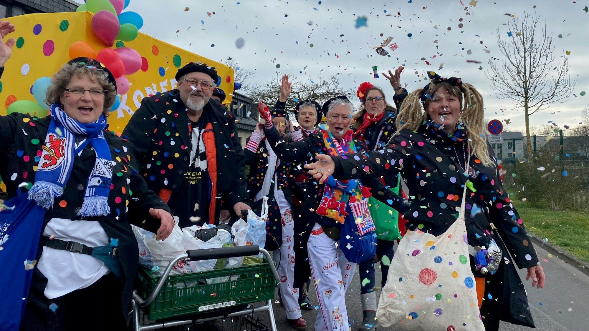 Für Stimmung und bunte Viefalt sorgten die Jecken der Gruppe Konfetti in Pulheim-Sinnersdorf.