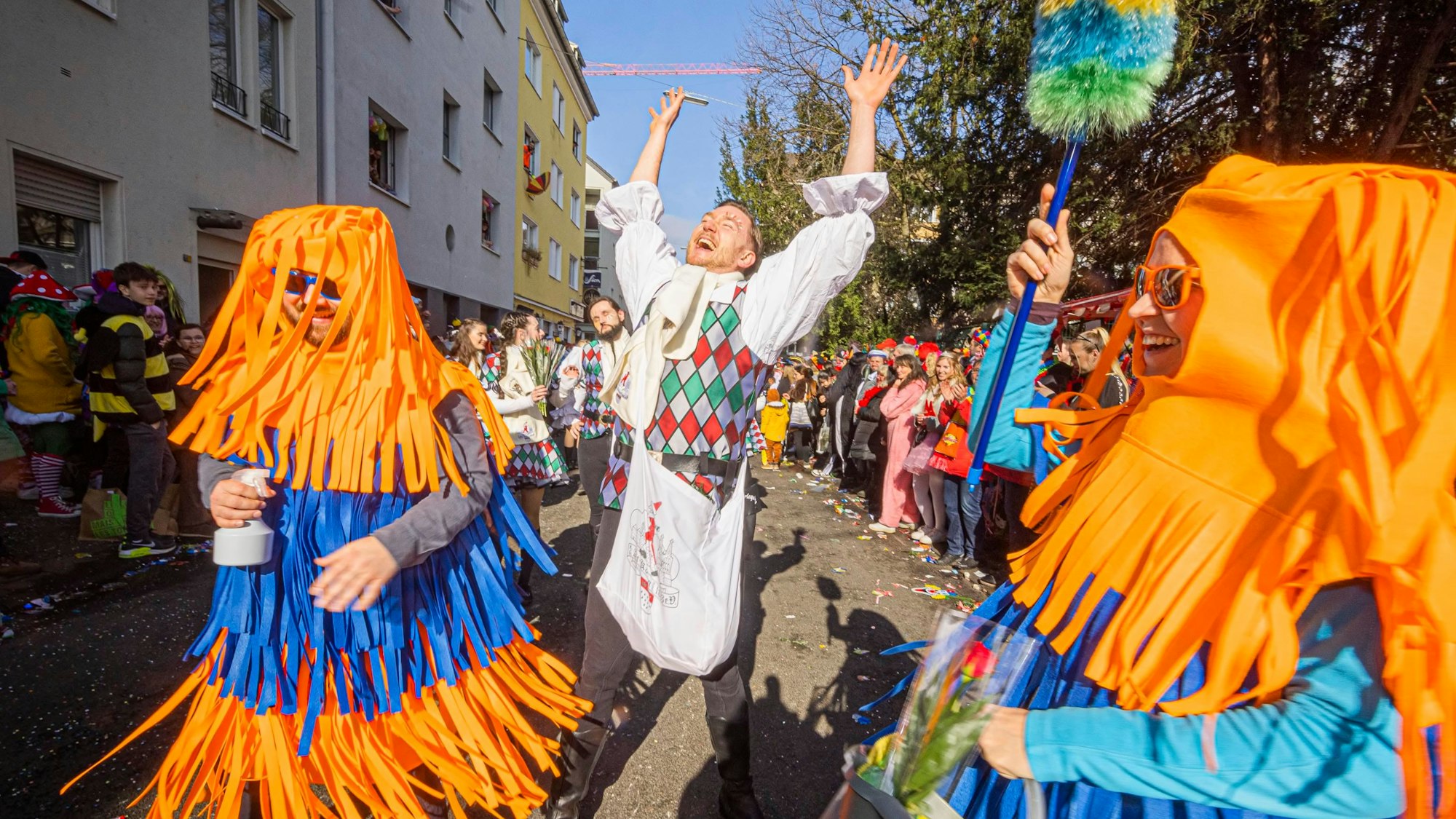 Eine Gruppe des Zugs feierten inmitten von vielen Beobachtern in Deutz.