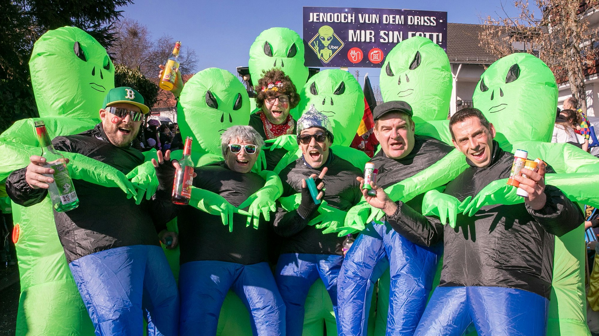 Beim Rosenmontagszug in Gimmersdorf hieß es: "Jenoch vun dem Driss, mir sin fott", und die Aliens waren gelandet. Foto: Volker Jost