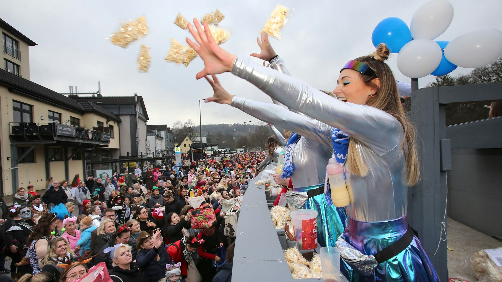 Kamelleregen beim Karnevalszug durch Bielstein im Jahr 2023.