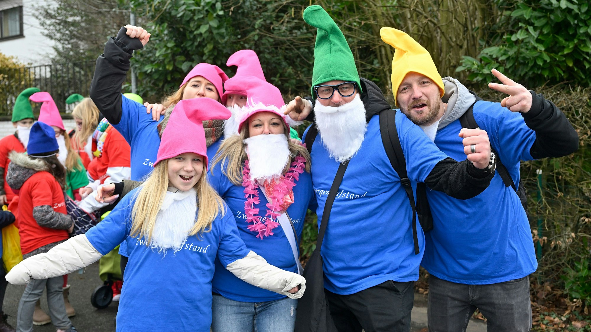 Als Zwerge verkleidete Menschen schauen in die Kamera.