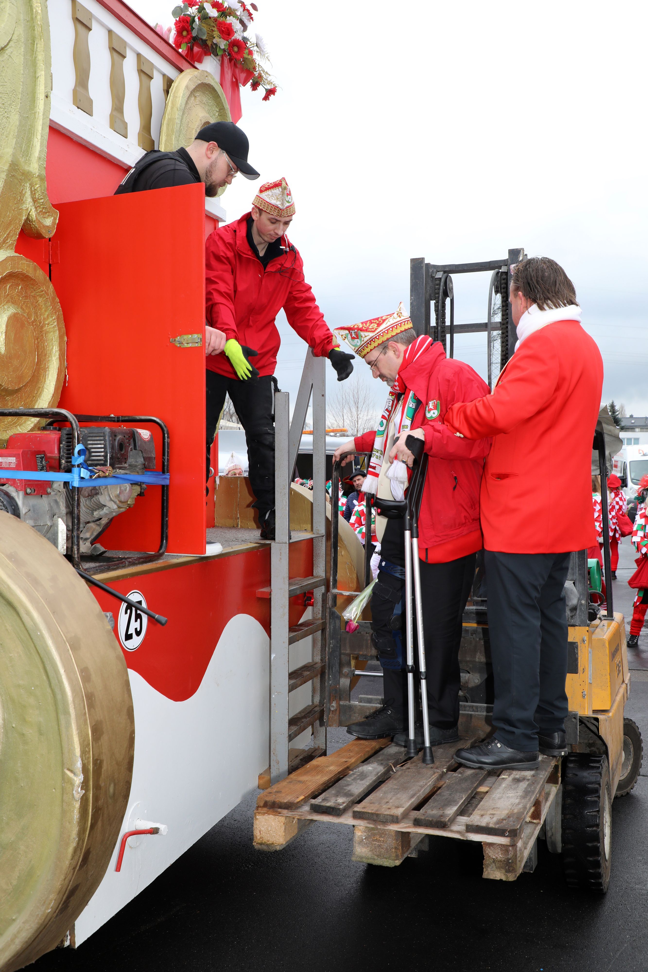 Ein Gabelstapler hebt den Präsidenten auf den Zochwagen.