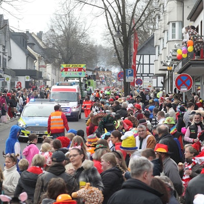 Rosenmontagszug in der Hauptstraße in Much