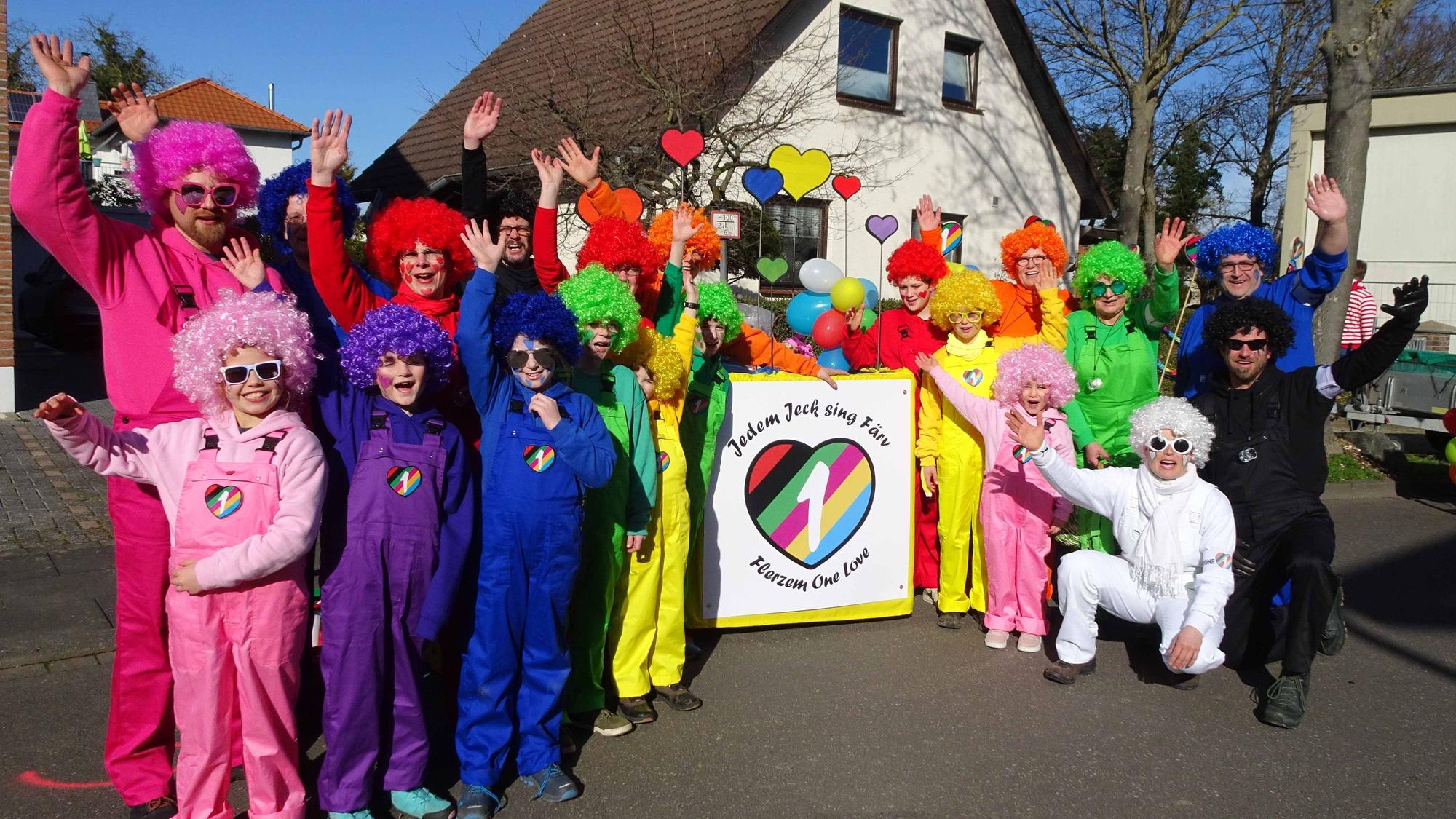 Karnevalszug 2023 in Rheinbach-Flerzheim, Fußgruppe um Sonja Fahmi, Motto: "Jedem Jeck sin Färv - Flerzem One Love"