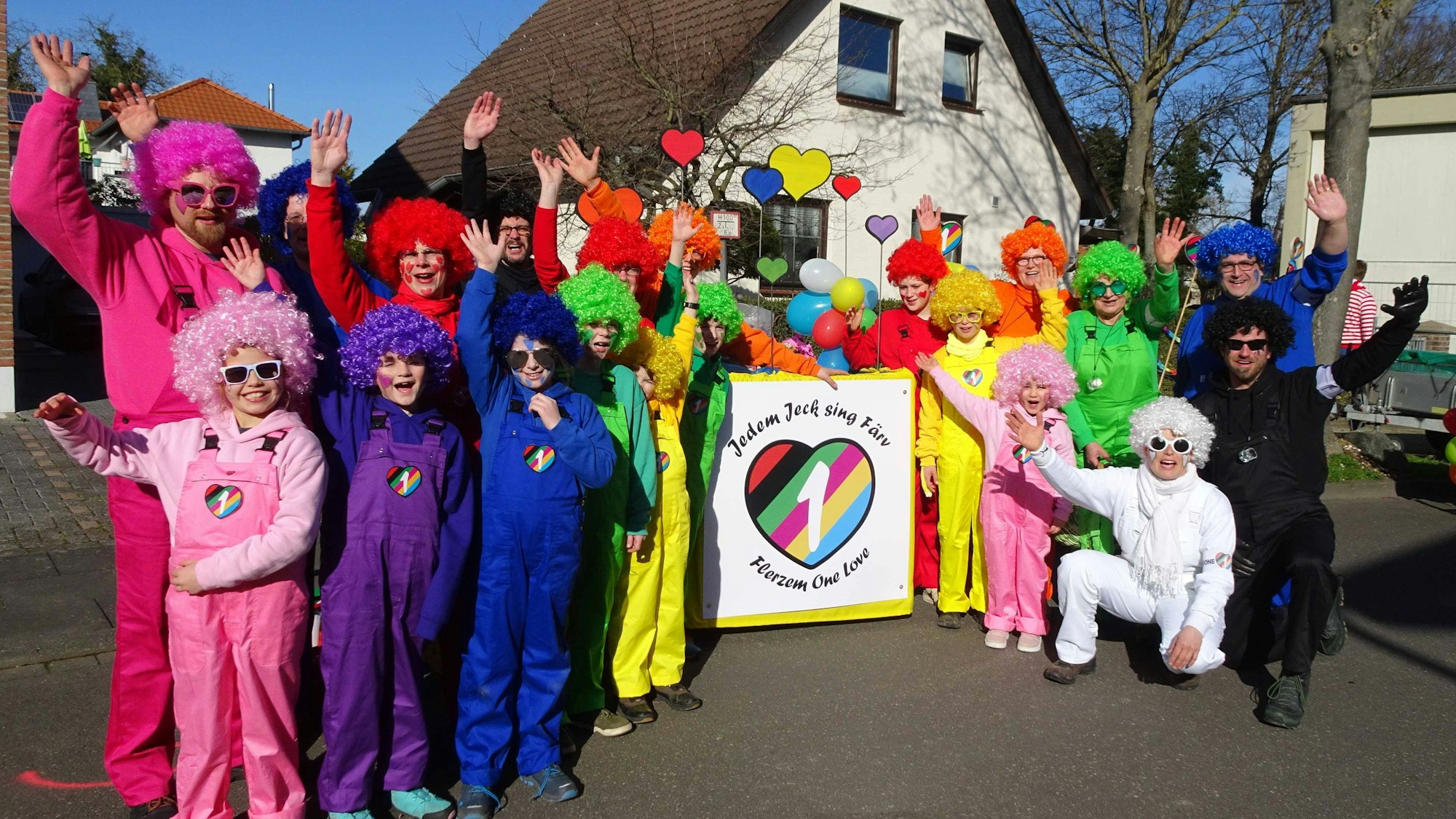 Karnevalszug 2023 in Rheinbach-Flerzheim, Fußgruppe um Sonja Fahmi, Motto: "Jedem Jeck sin Färv - Flerzem One Love"