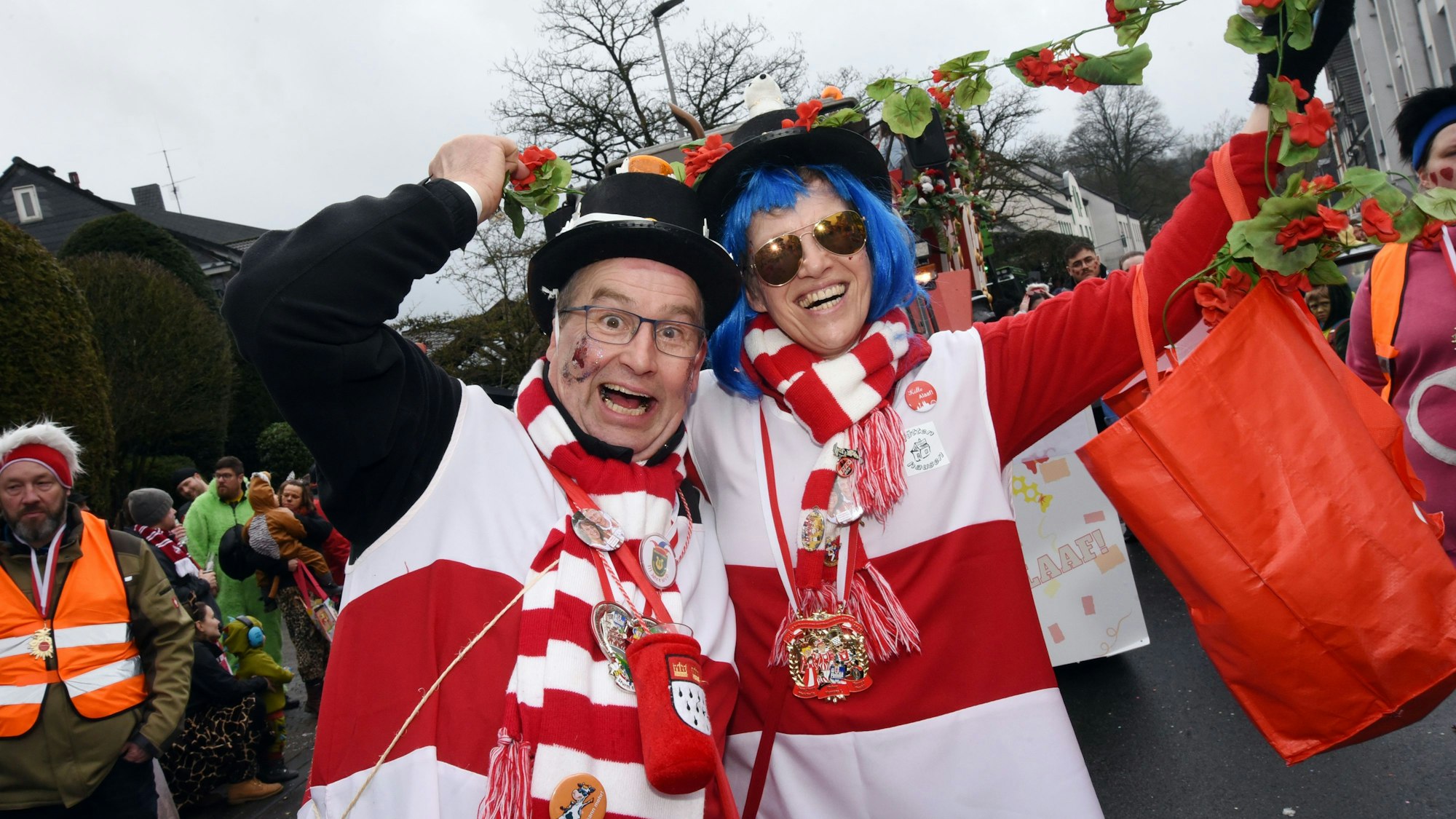 Zwei Jecken beim Wipperfürther Zug im vergangenen Jahr.