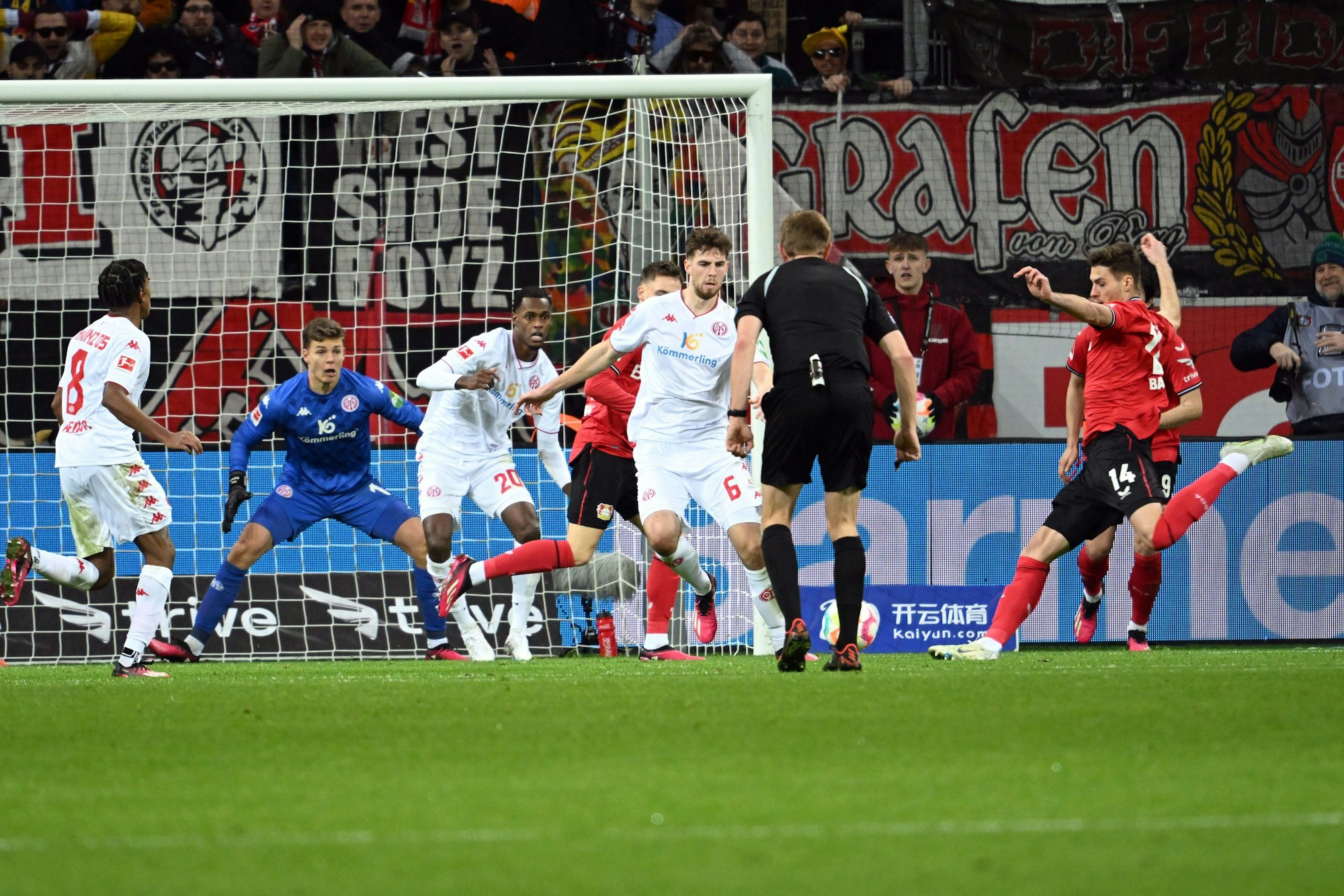 Leverkusens Patrik Schick (r) erzielt das 2:2.