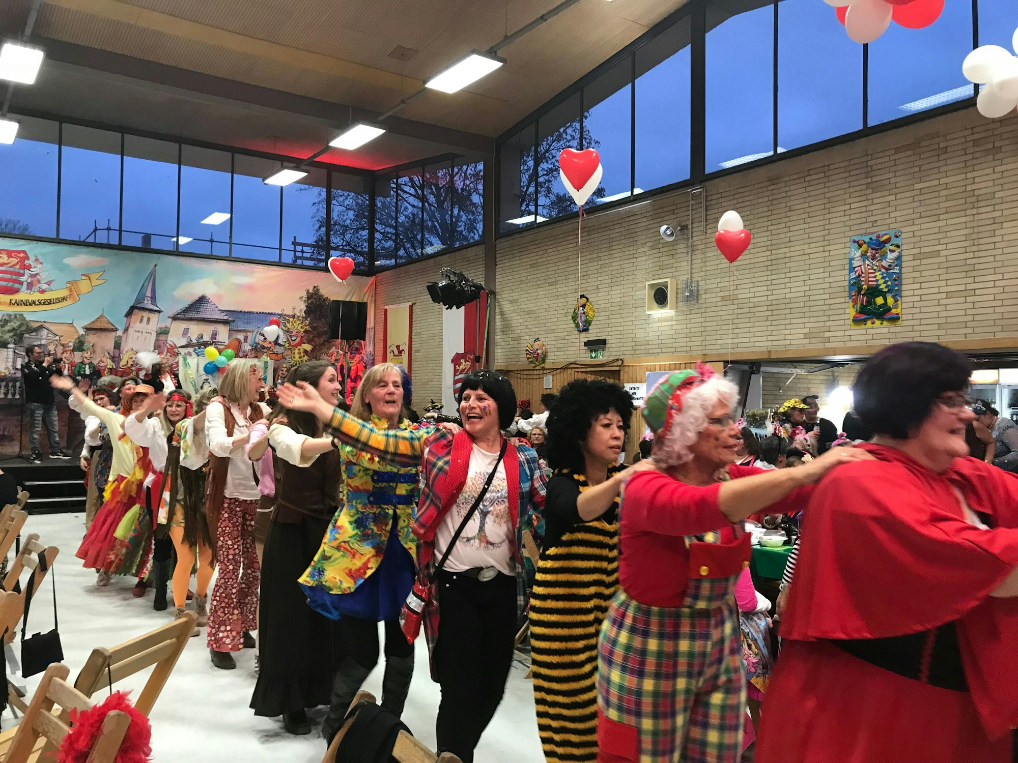 Sitzung des Damenkomitees Rot-Weiß Alfter mit einer Polonaise durch die Turnhalle.