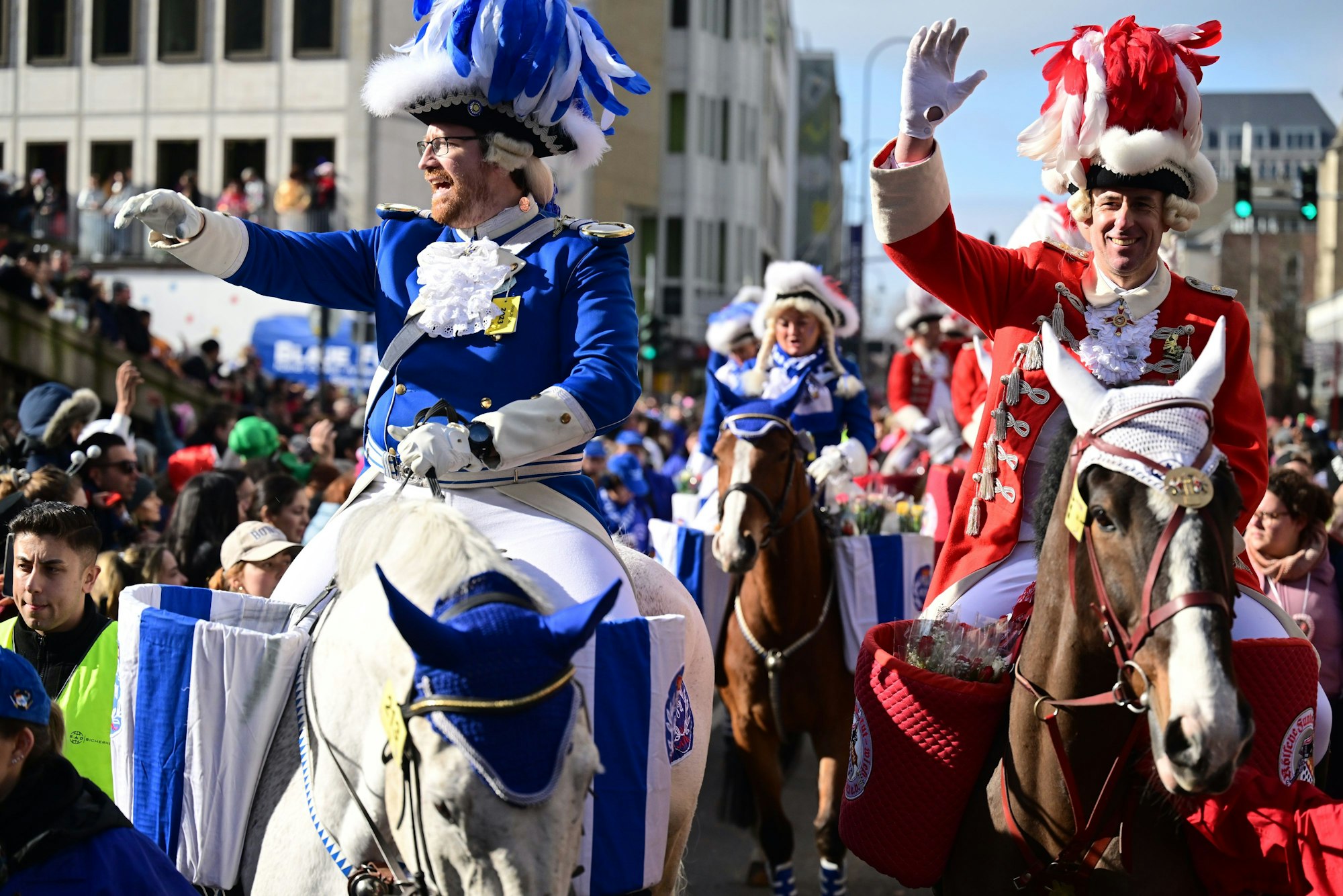 Teilnehmer beim Rosenmontag hoch zu Ross