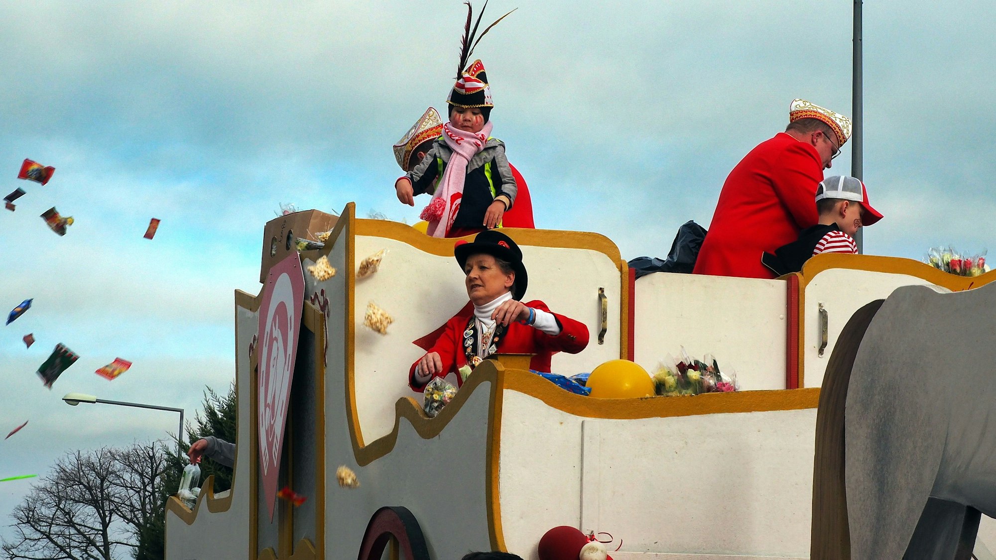20.02.2023, Köln-Rondrof, Der Veedelszug zieht am Rosenmontag durch Hochkirchen und Rondorf.