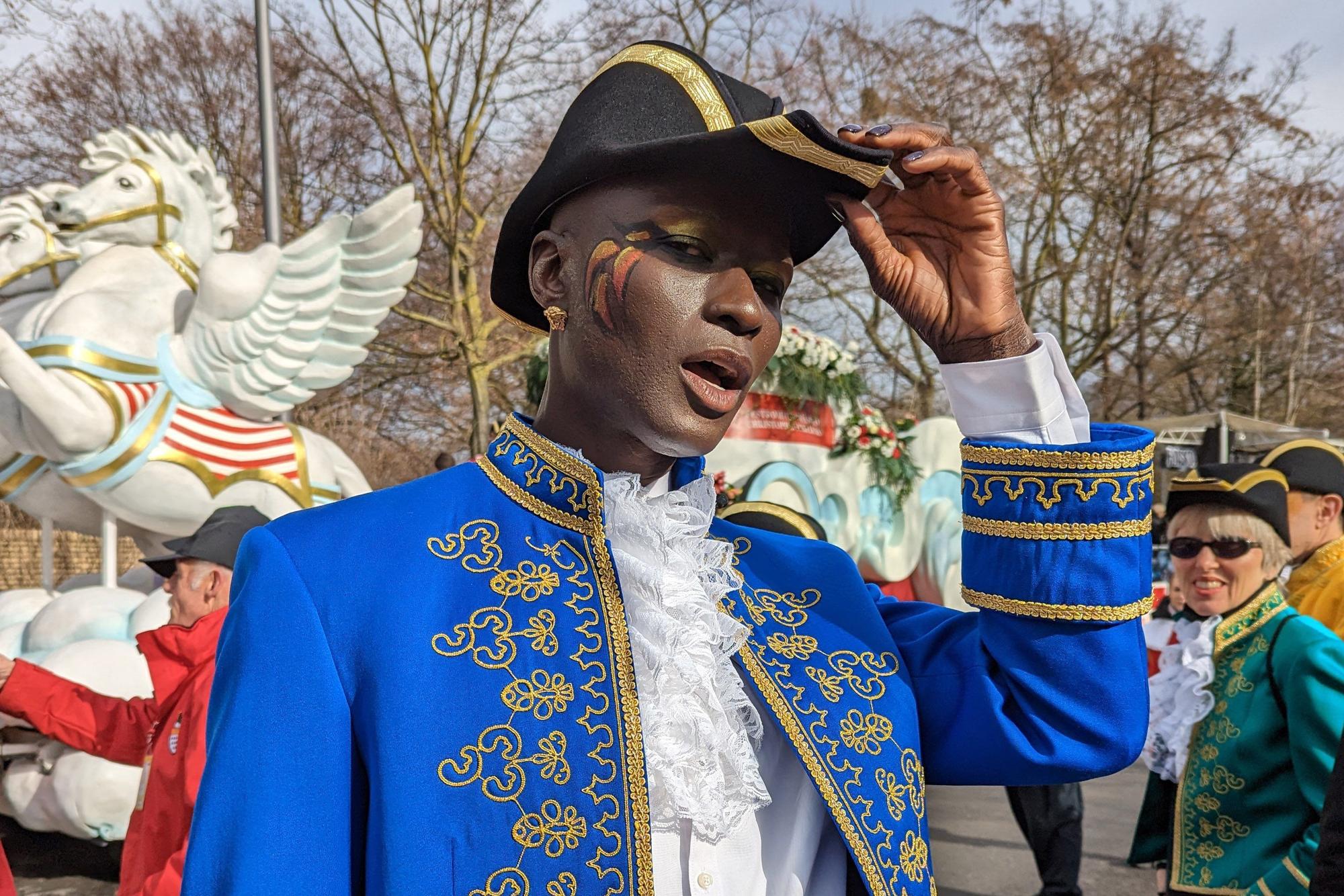 Papis Loveday nimmt an dem Rosenmontagsumzug teil.