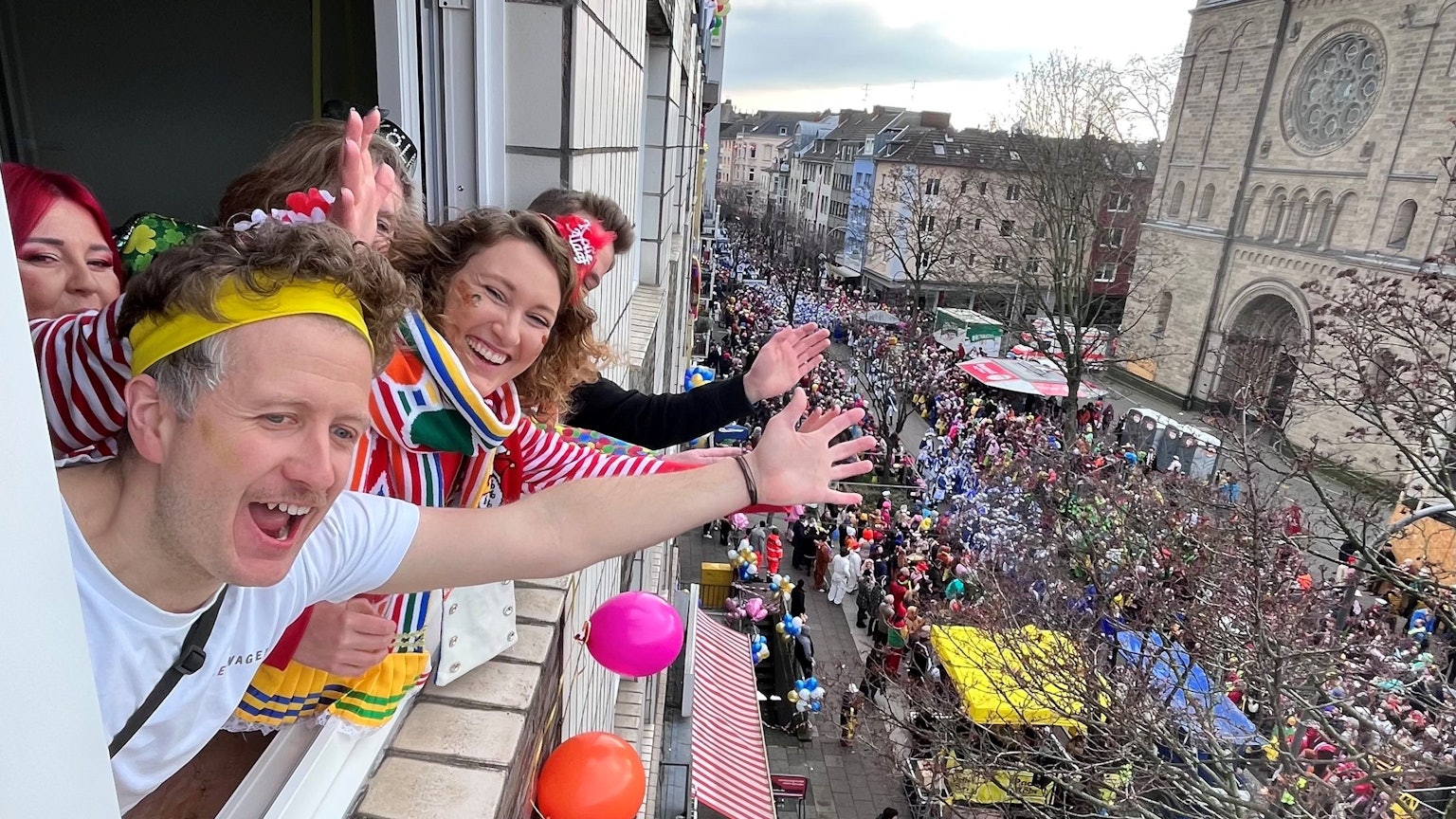 Daniel Schnichels, Katharina Kremer, Marcel Köhnen und Sarah Opitz am Fenster einer Wohnung an der Deutzer Freiheit.