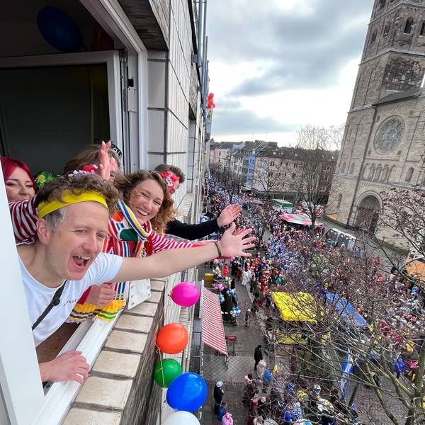Daniel Schnichels, Katharina Kremer, Marcel Köhnen und Sarah Opitz am Fenster einer Wohnung an der Deutzer Freiheit.