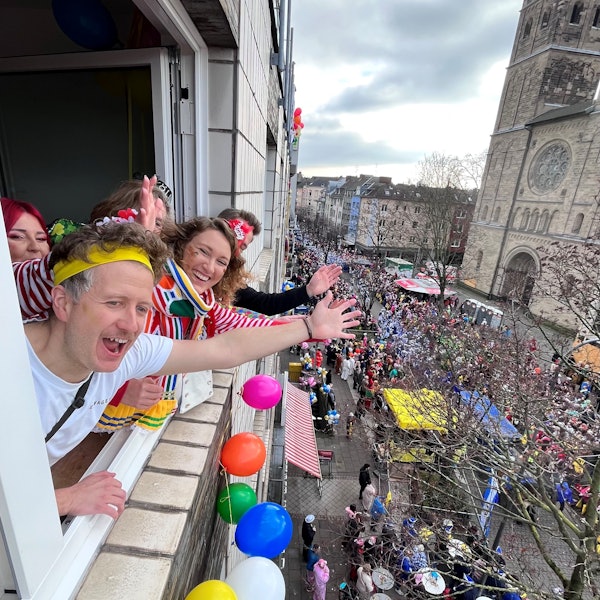 Daniel Schnichels, Katharina Kremer, Marcel Köhnen und Sarah Opitz am Fenster einer Wohnung an der Deutzer Freiheit.