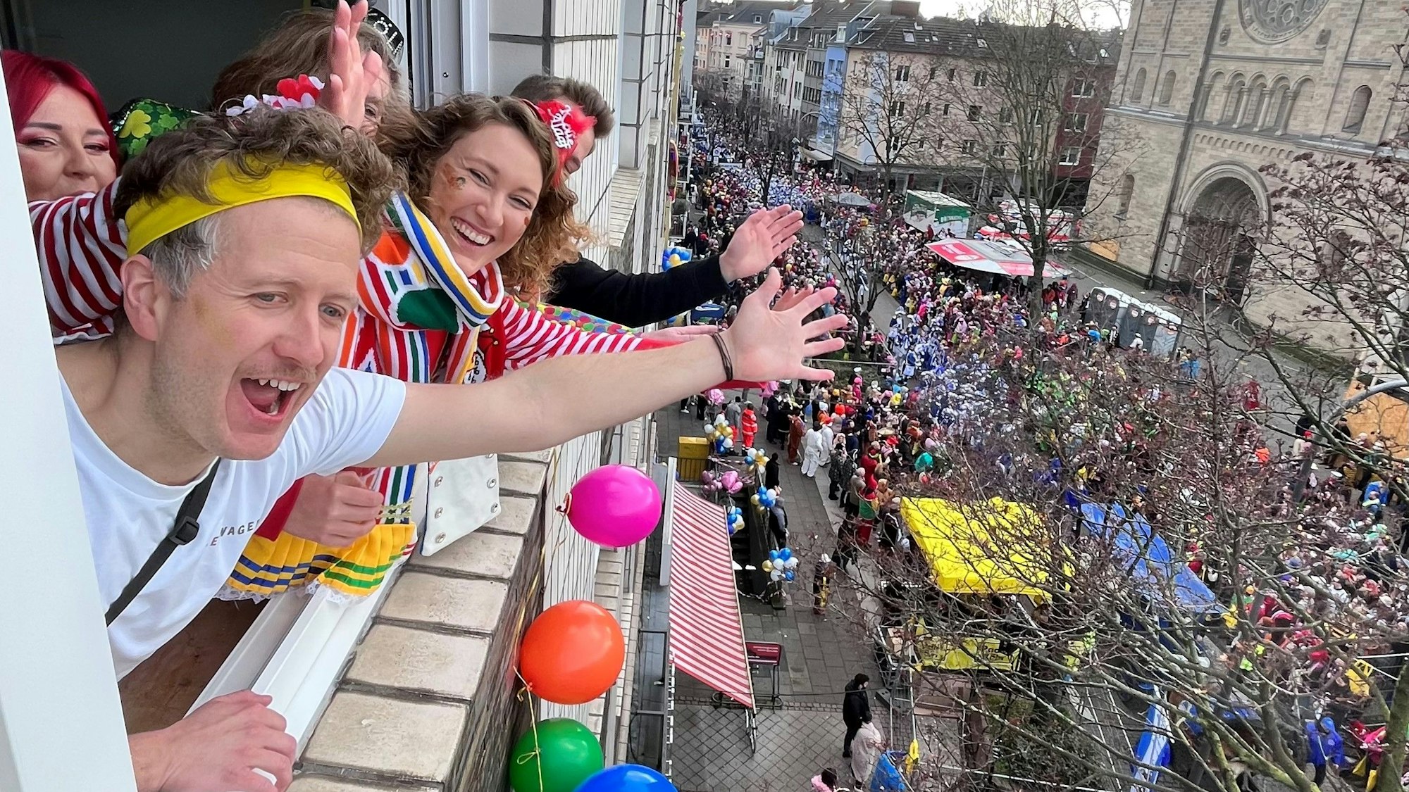 Daniel Schnichels, Katharina Kremer, Marcel Köhnen und Sarah Opitz am Fenster einer Wohnung an der Deutzer Freiheit.
