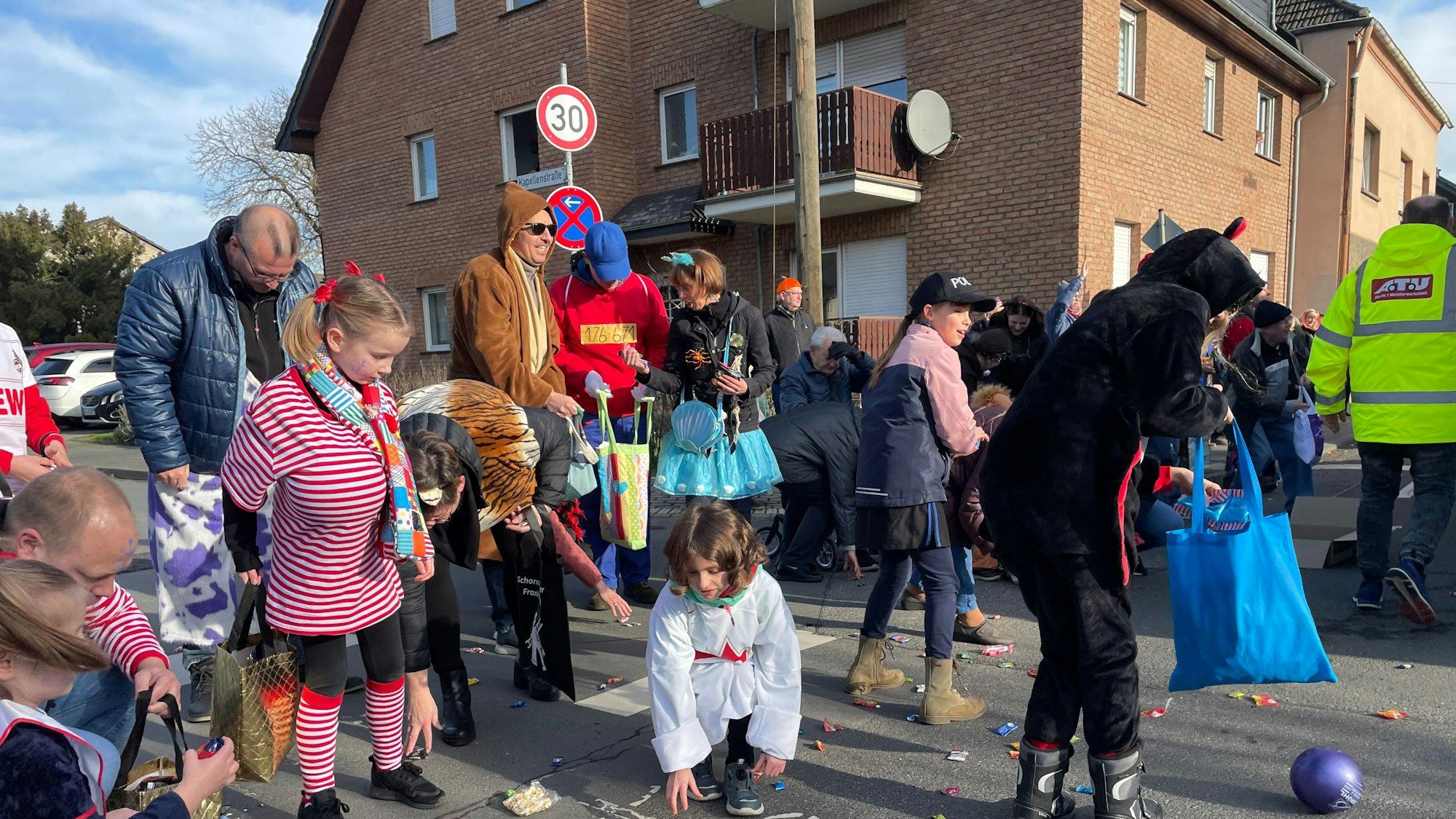 Jecke sammeln Kamelle bei einem Karnevalszug in Troisdorf-Eschmar.
