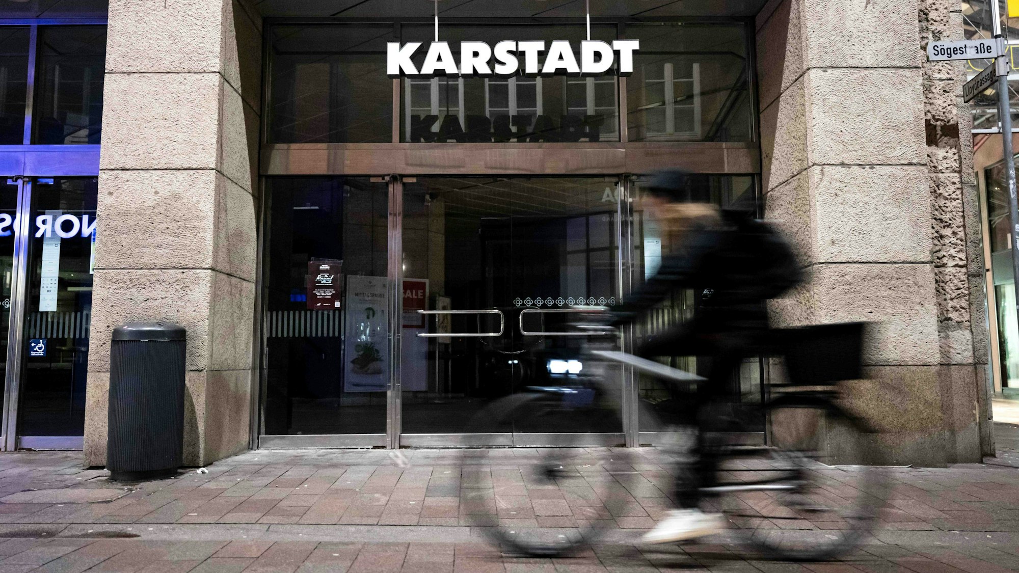 Haben Kaufhäuser ausgedient? Die Zukunft dieses Geschäftsmodells liegt im Dunkeln.