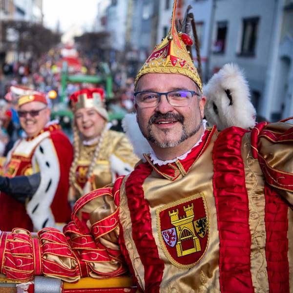 Ließ sich feiern: das Euskirchener Dreigestirn aus Prinz Mucki I. (Tews), Jungfrau Johanna (Jochen Tews) und Bauer Thomas (Wierum).